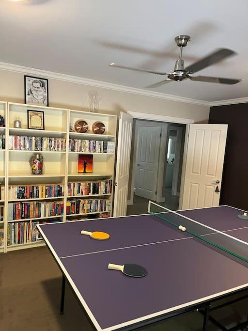 Quiet family retreat getaway - Wildlife Park, Sovereign Hill, Kryall Castle and city at your door - modern house, 8 guests, 4 bedrooms, 5 beds