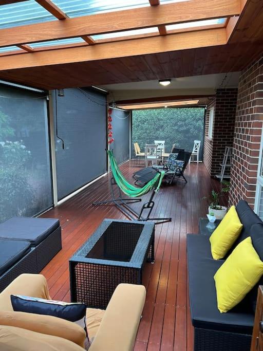 Quiet family retreat getaway - Wildlife Park, Sovereign Hill, Kryall Castle and city at your door - modern house, 8 guests, 4 bedrooms, 5 beds