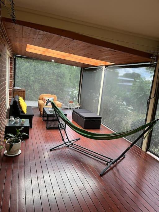 Quiet family retreat getaway - Wildlife Park, Sovereign Hill, Kryall Castle and city at your door - modern house, 8 guests, 4 bedrooms, 5 beds