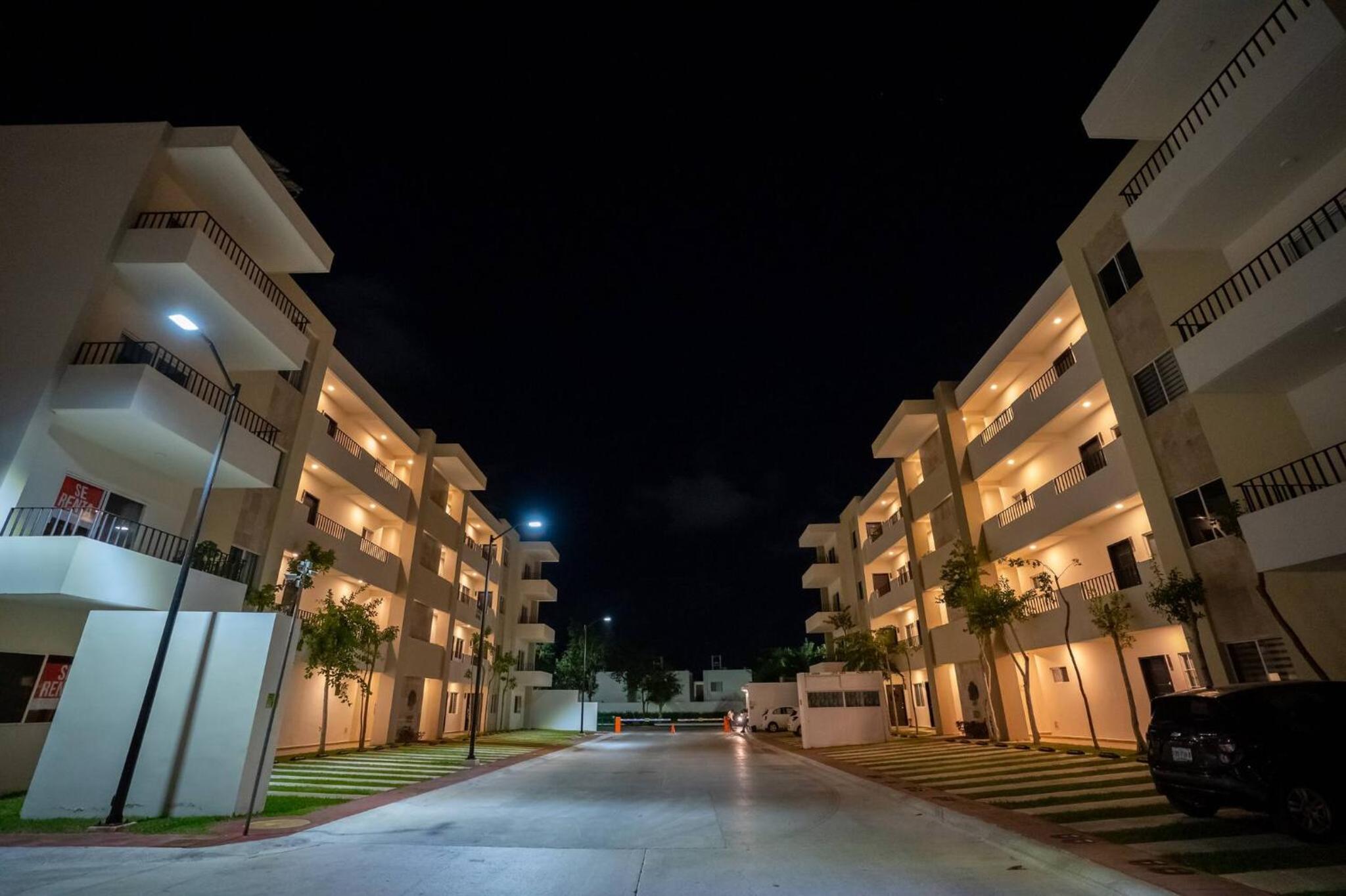 Luxury Apartment With Poll view 2