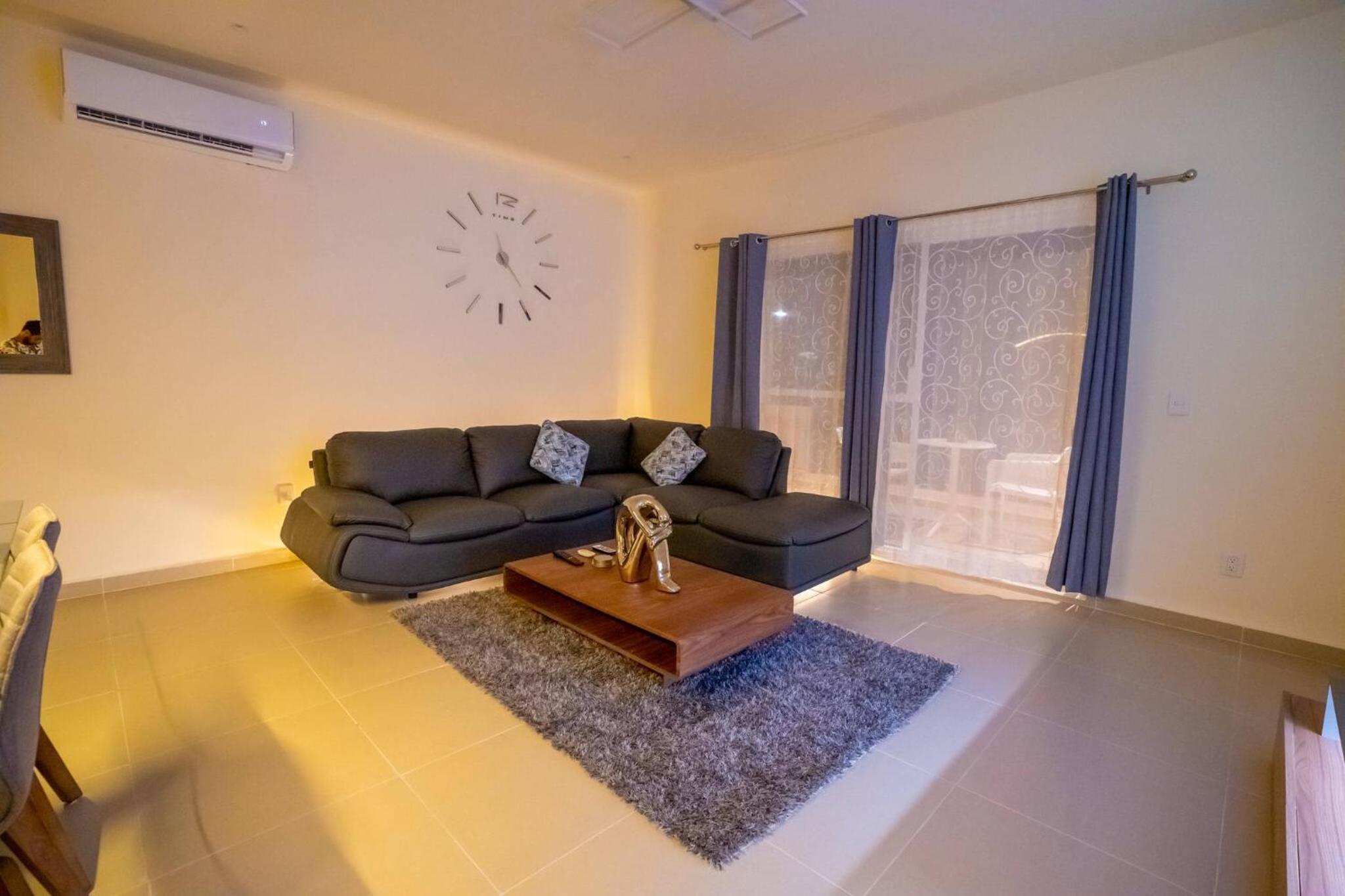 Luxury Apartment With Poll view 3