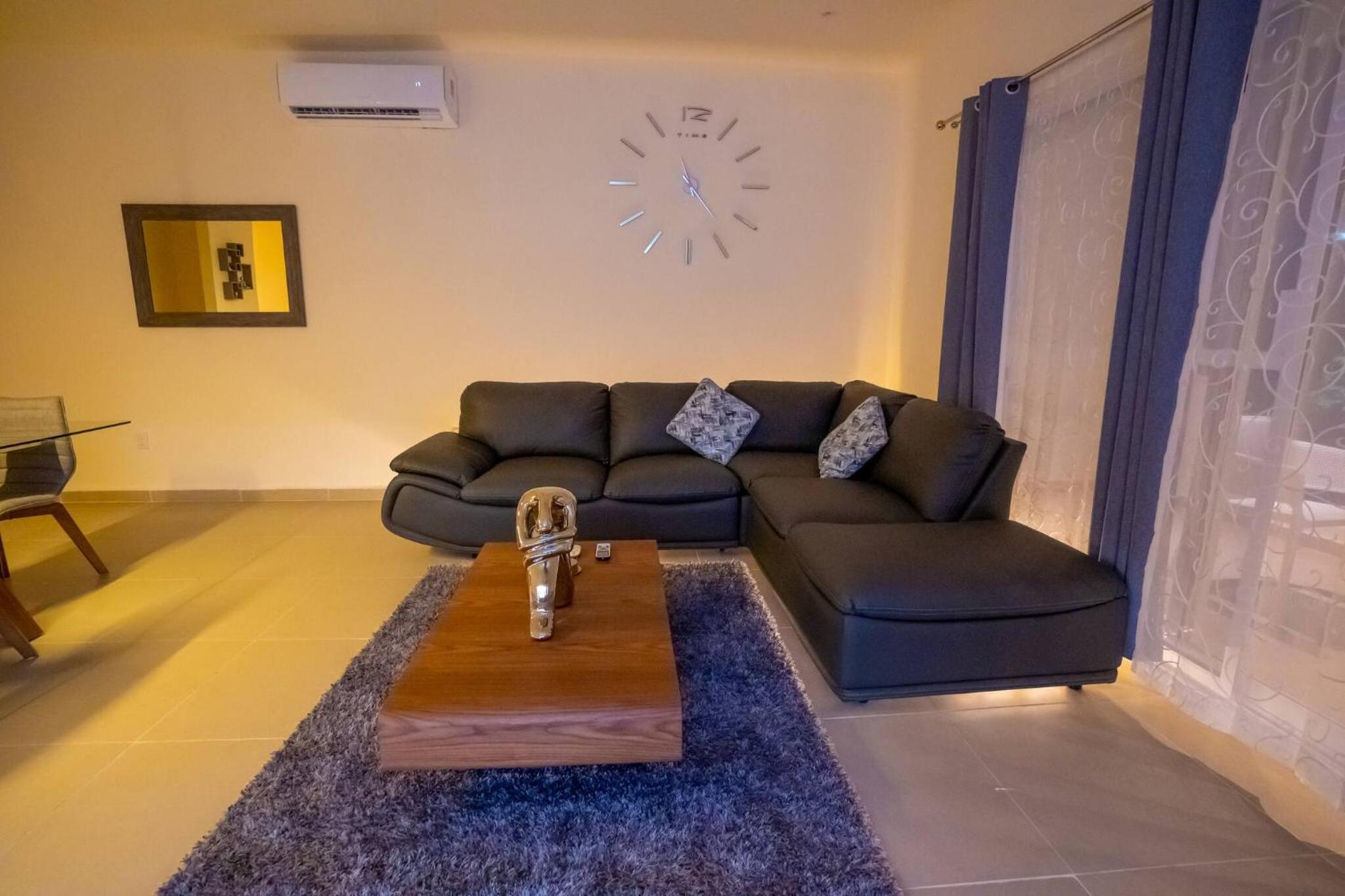 Luxury Apartment With Poll view 4
