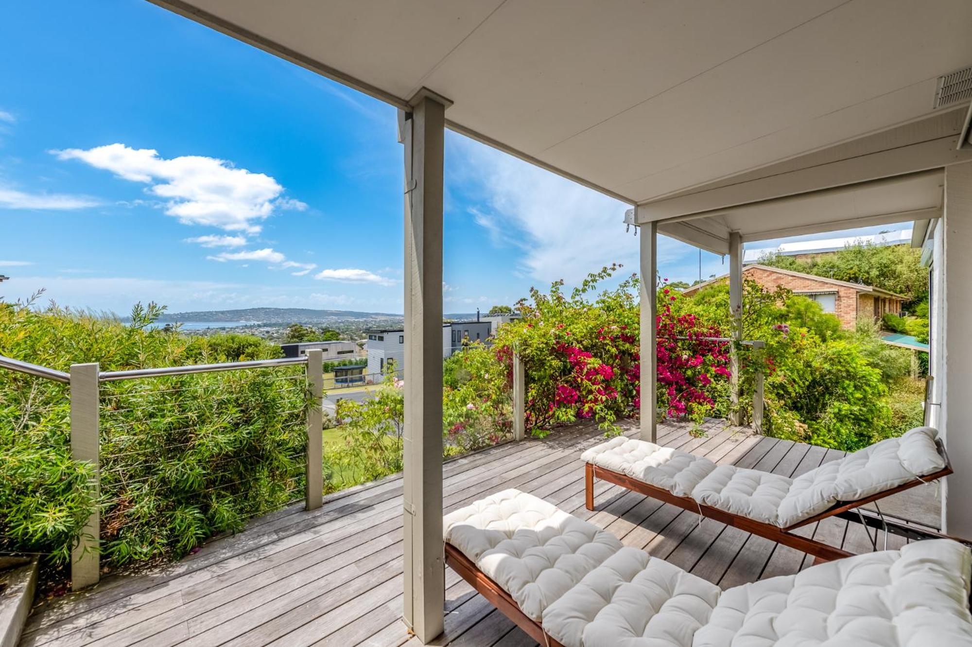 Spacious retreat with ocean views