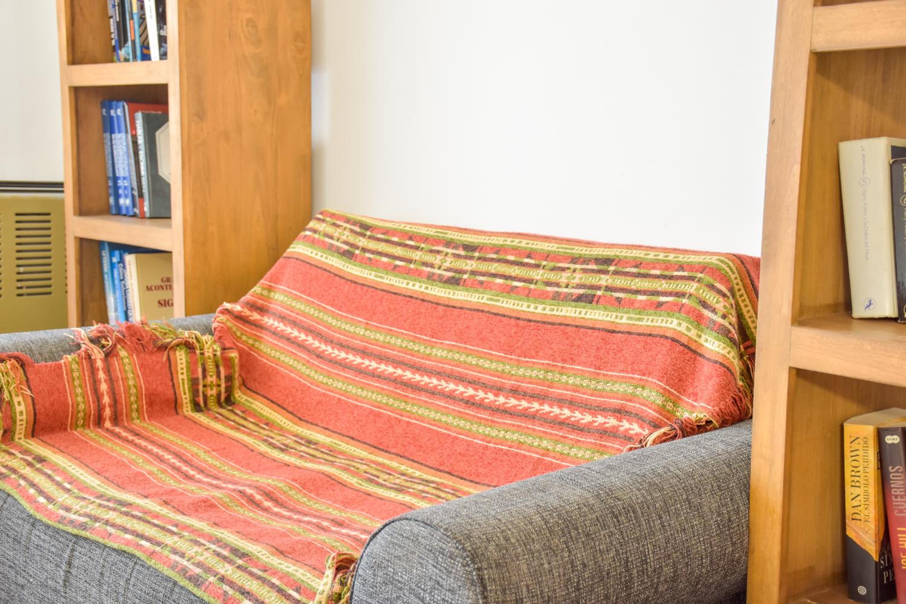 CASA MENDIOLA, encantadora casa con patio privado, y pileta en jardín cerca de la Laguna
