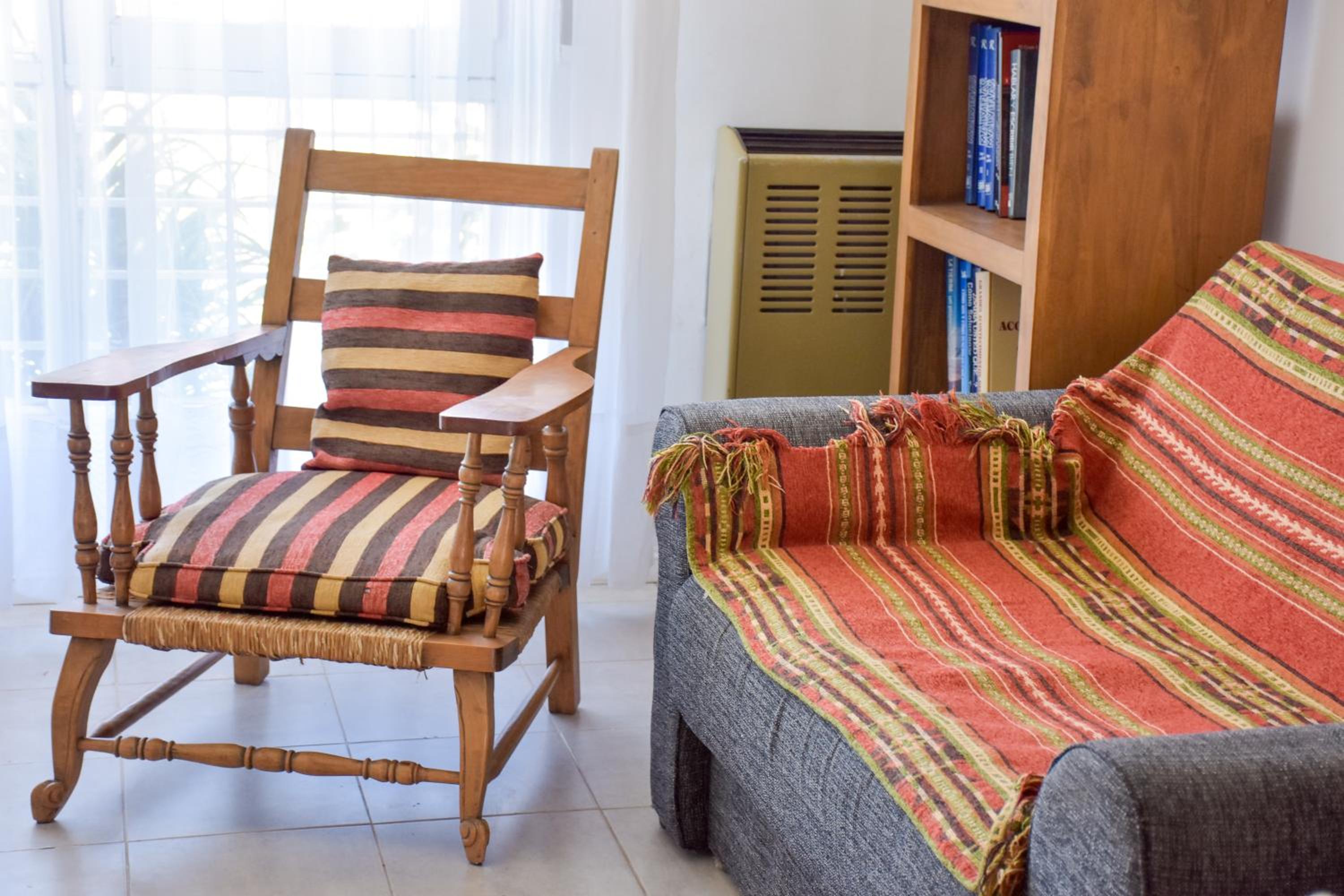CASA MENDIOLA, encantadora casa con patio privado, y pileta en jardín cerca de la Laguna
