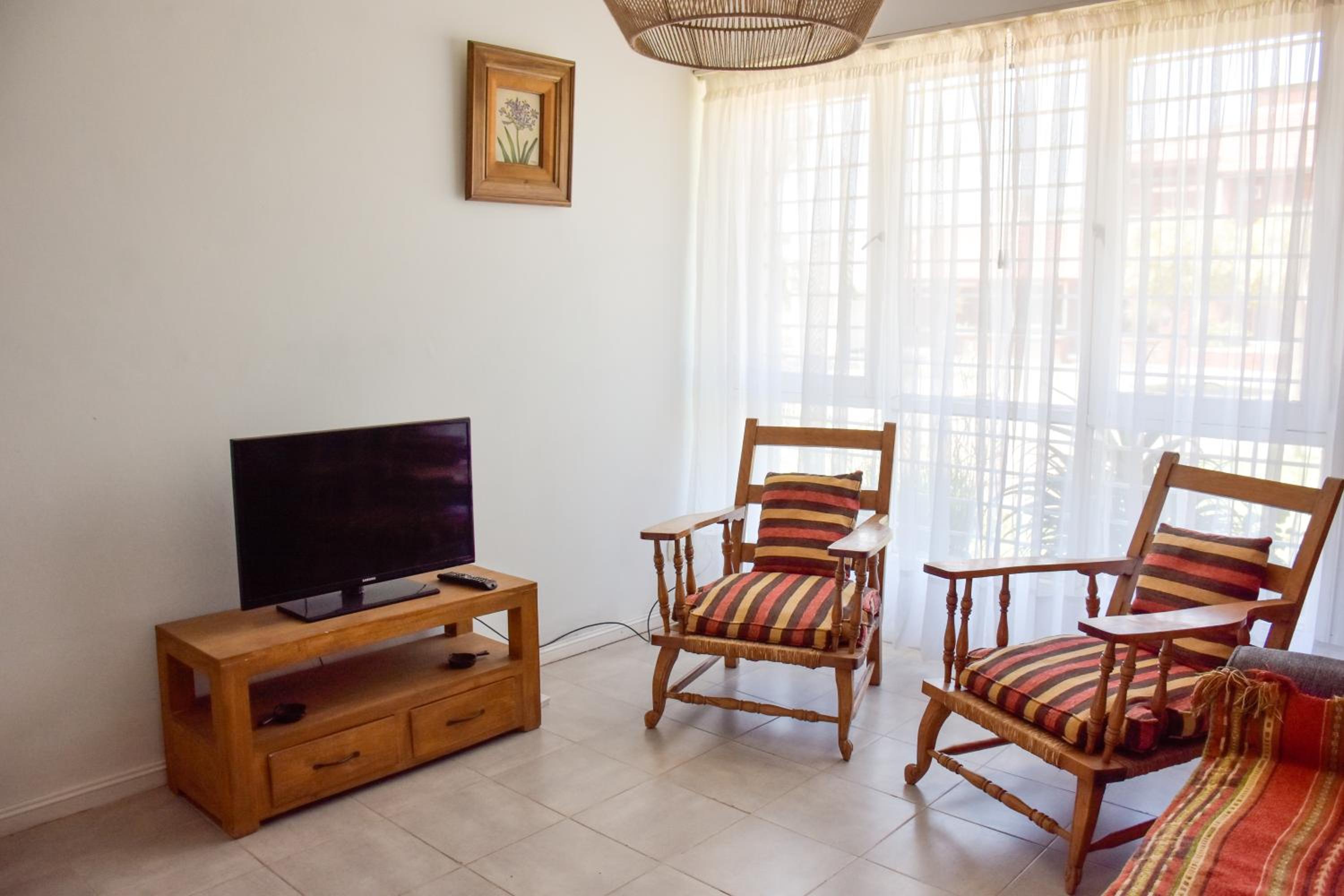 CASA MENDIOLA, encantadora casa con patio privado, y pileta en jardín cerca de la Laguna