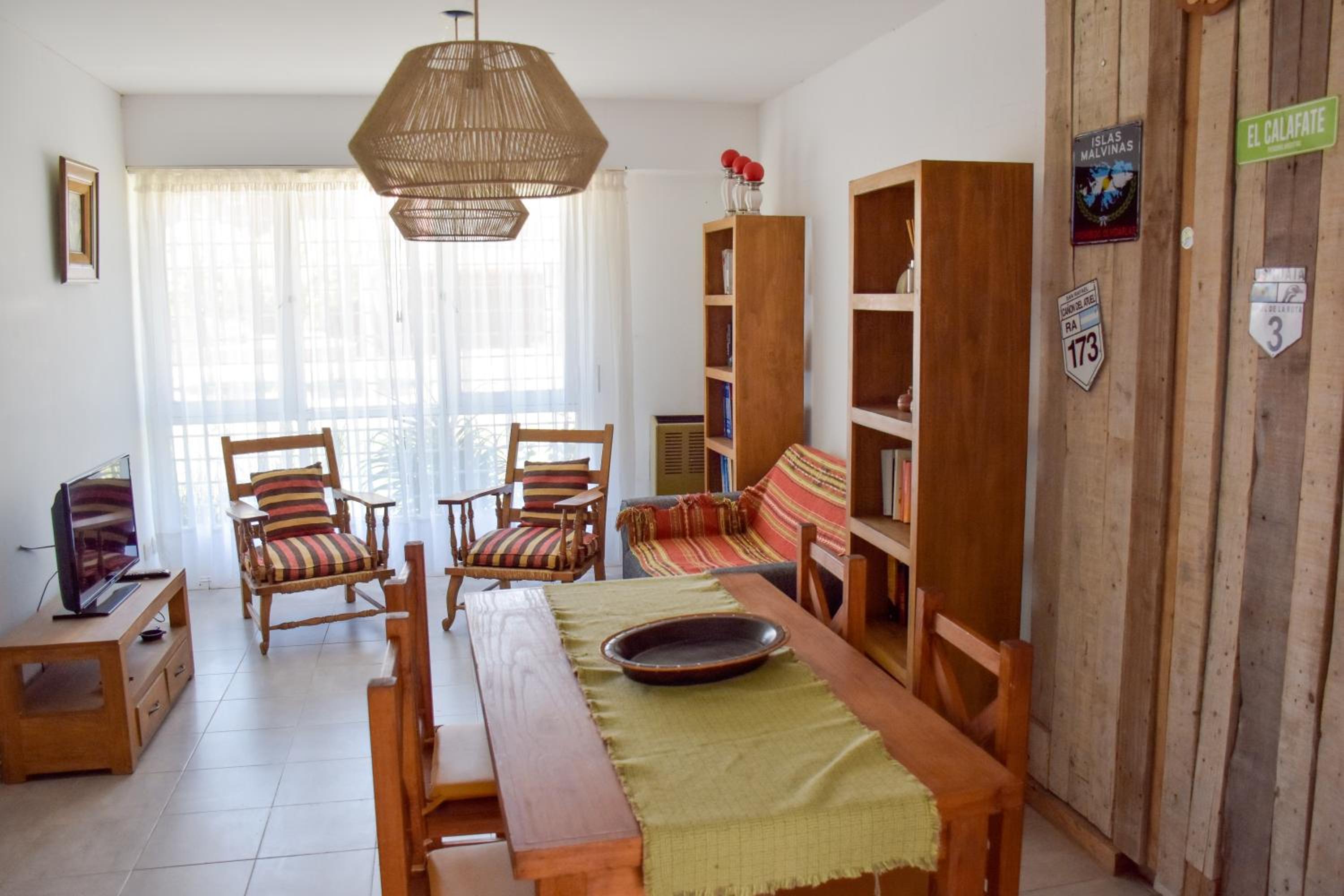 CASA MENDIOLA, encantadora casa con patio privado, y pileta en jardín cerca de la Laguna