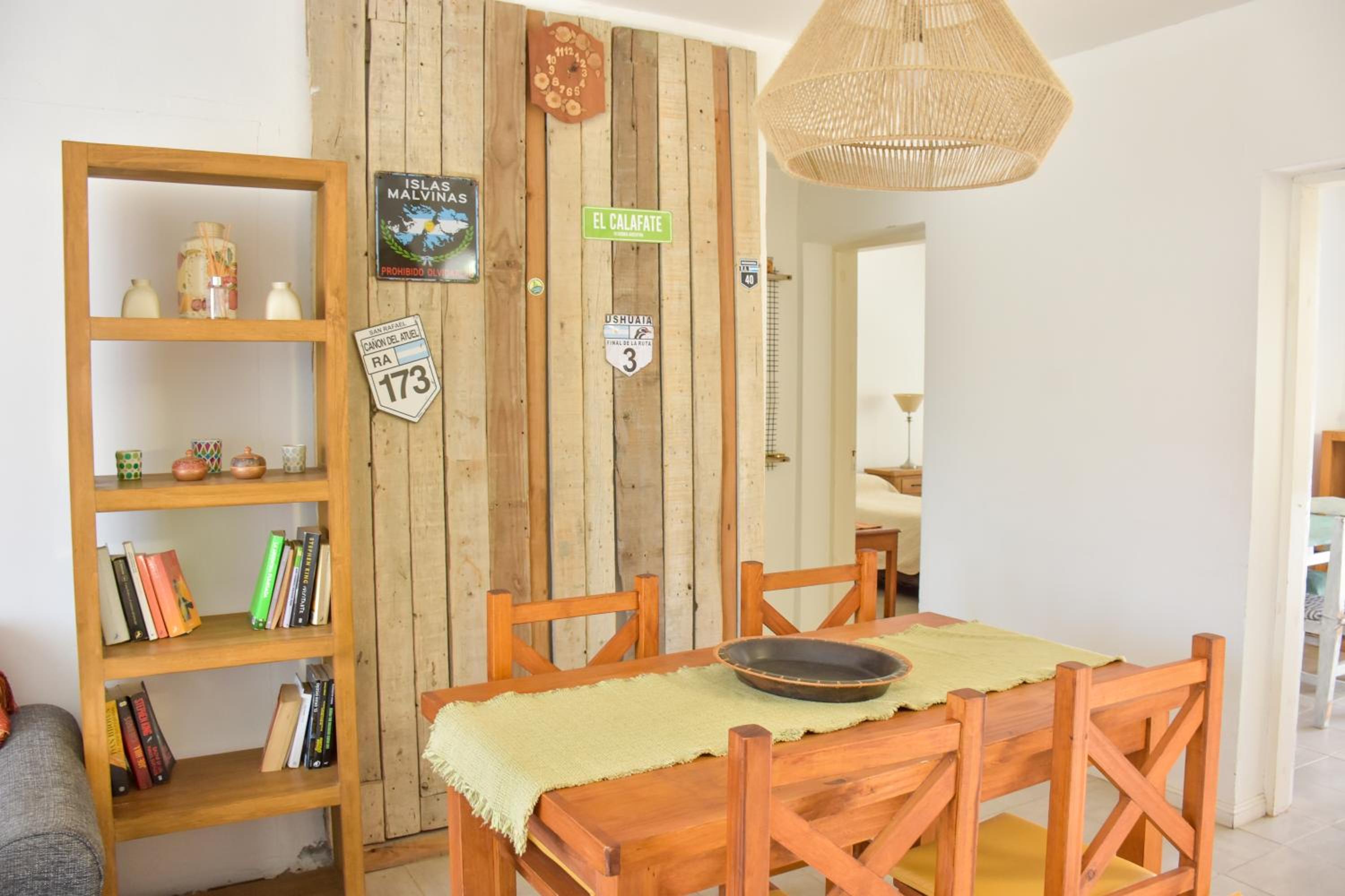 CASA MENDIOLA, encantadora casa con patio privado, y pileta en jardín cerca de la Laguna