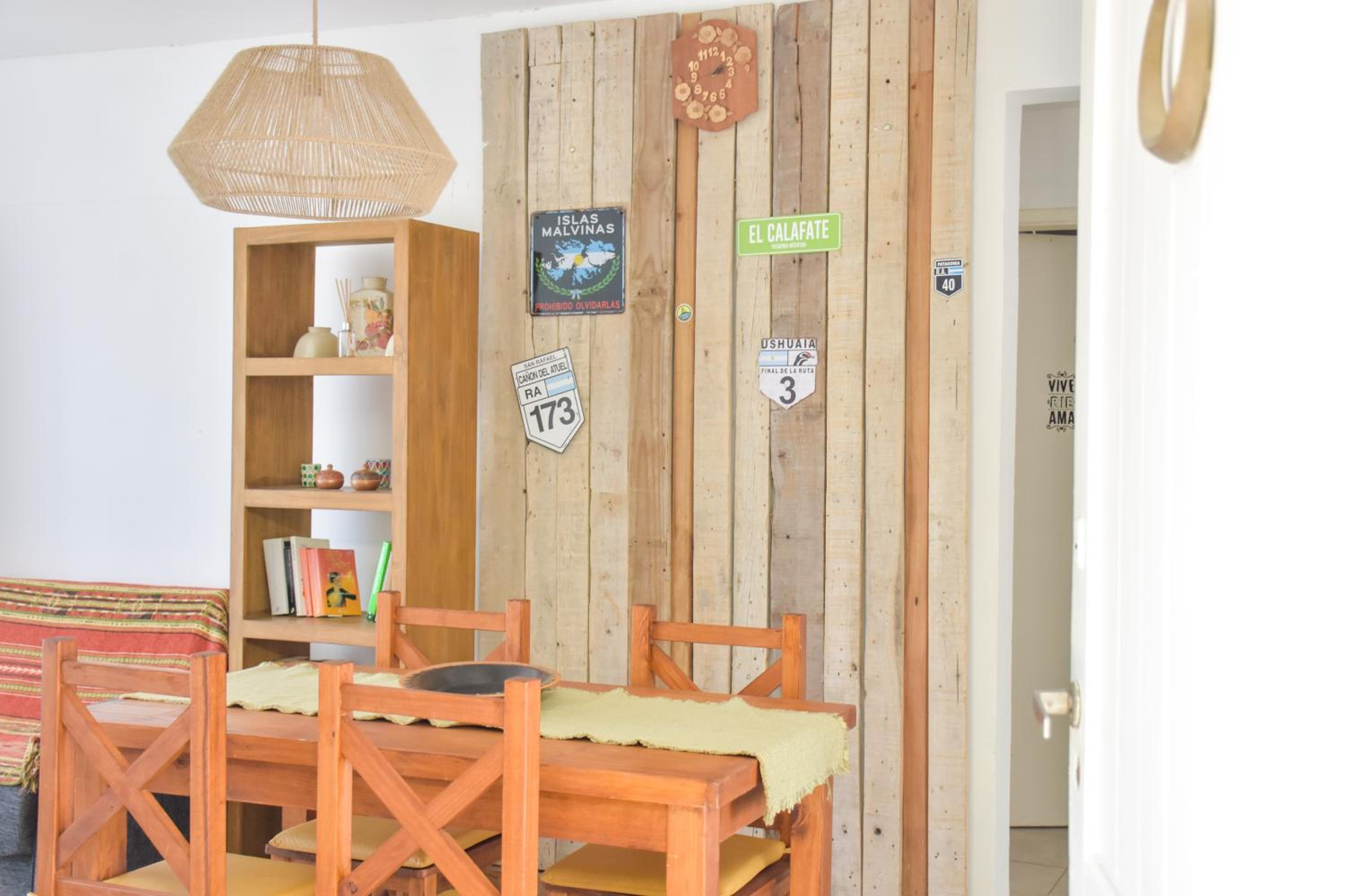 CASA MENDIOLA, encantadora casa con patio privado, y pileta en jardín cerca de la Laguna