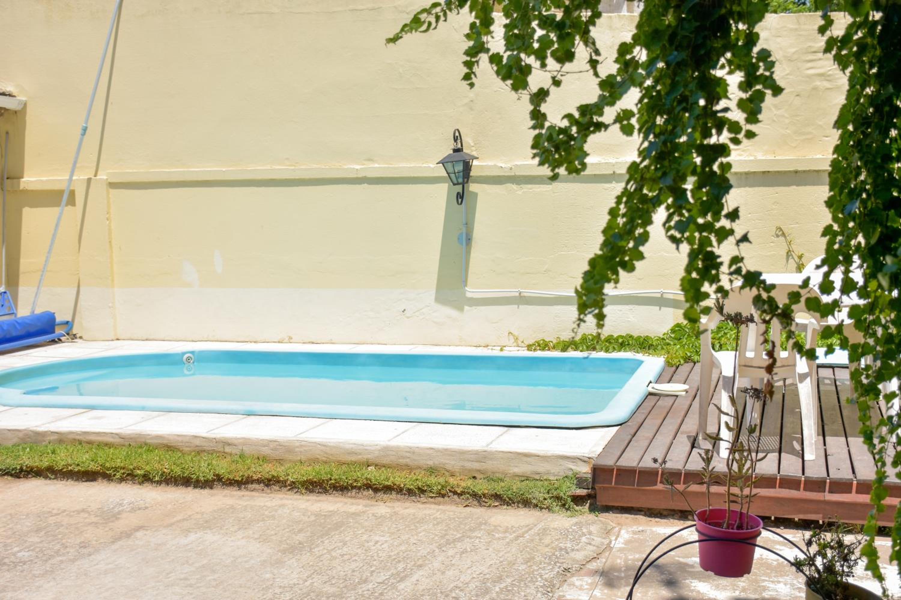 CASA MENDIOLA, encantadora casa con patio privado, y pileta en jardín cerca de la Laguna