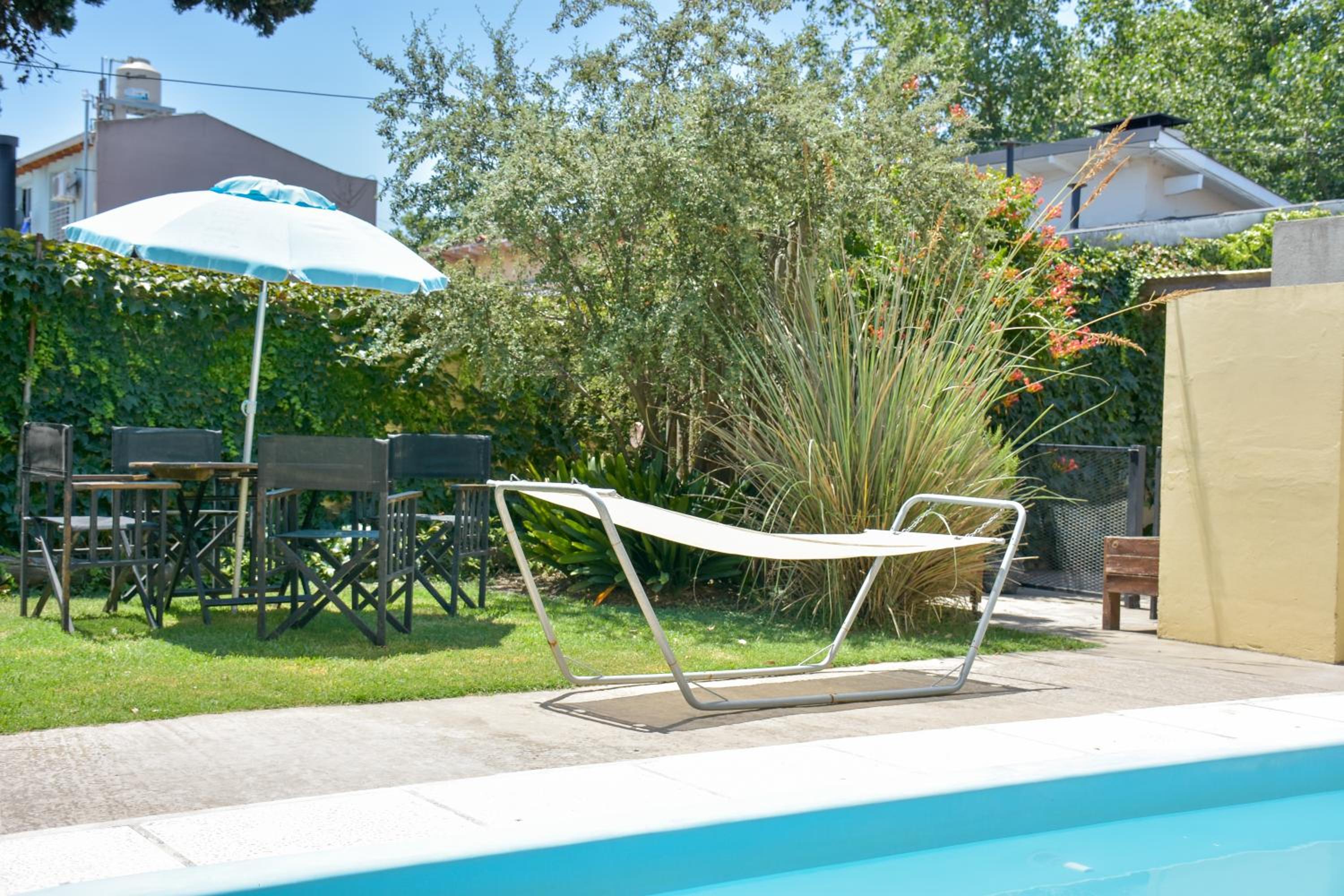 CASA MENDIOLA, encantadora casa con patio privado, y pileta en jardín cerca de la Laguna