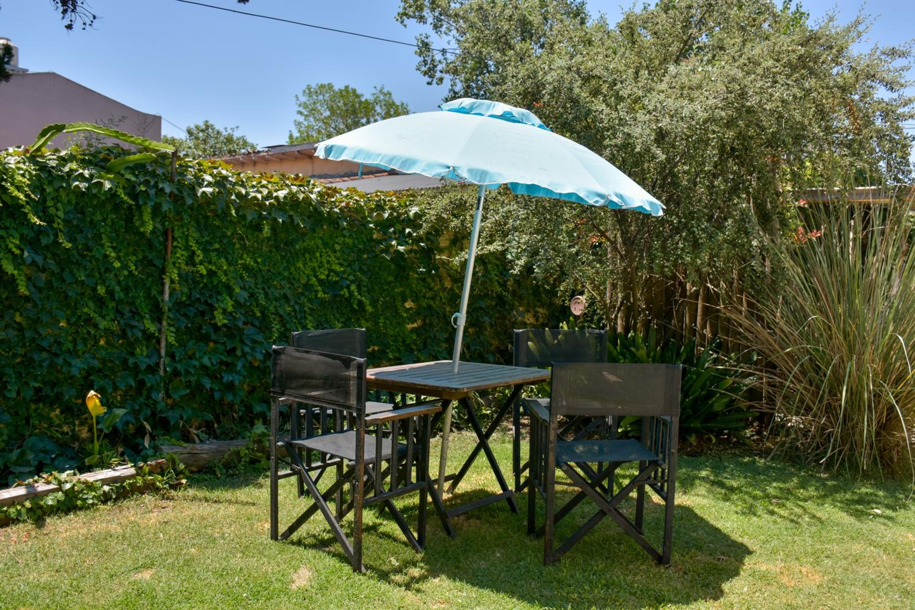 CASA MENDIOLA, encantadora casa con patio privado, y pileta en jardín cerca de la Laguna
