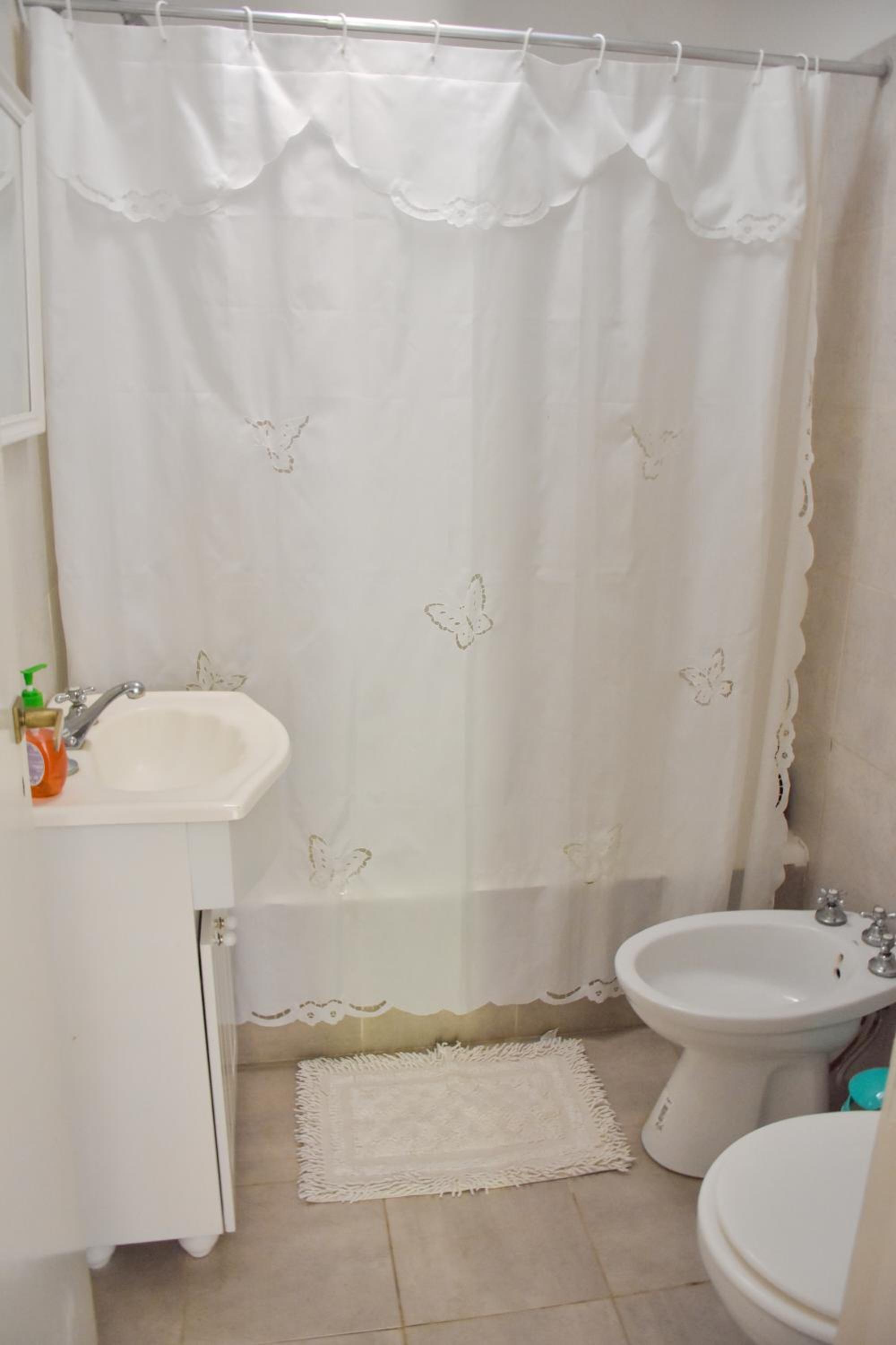 CASA MENDIOLA, encantadora casa con patio privado, y pileta en jardín cerca de la Laguna