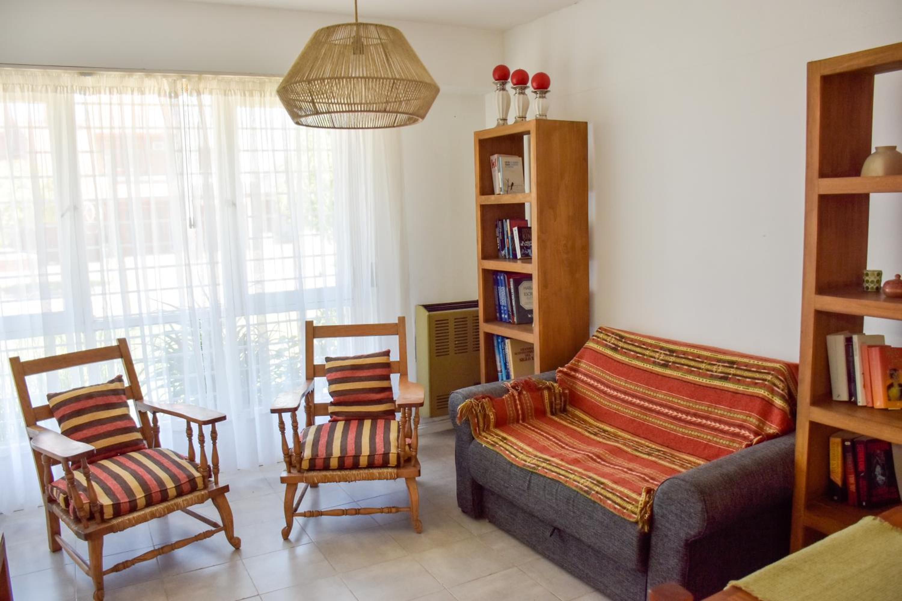 CASA MENDIOLA, encantadora casa con patio privado, y pileta en jardín cerca de la Laguna