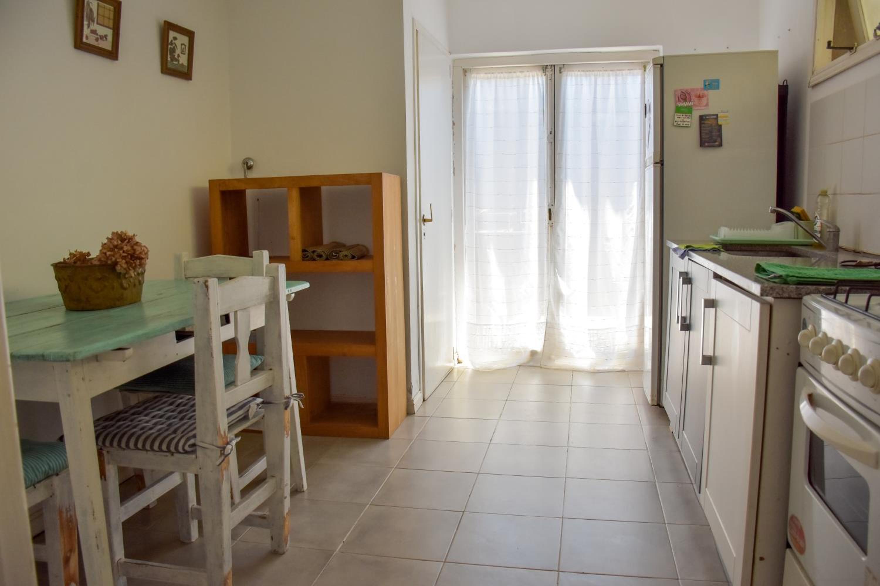 CASA MENDIOLA, encantadora casa con patio privado, y pileta en jardín cerca de la Laguna