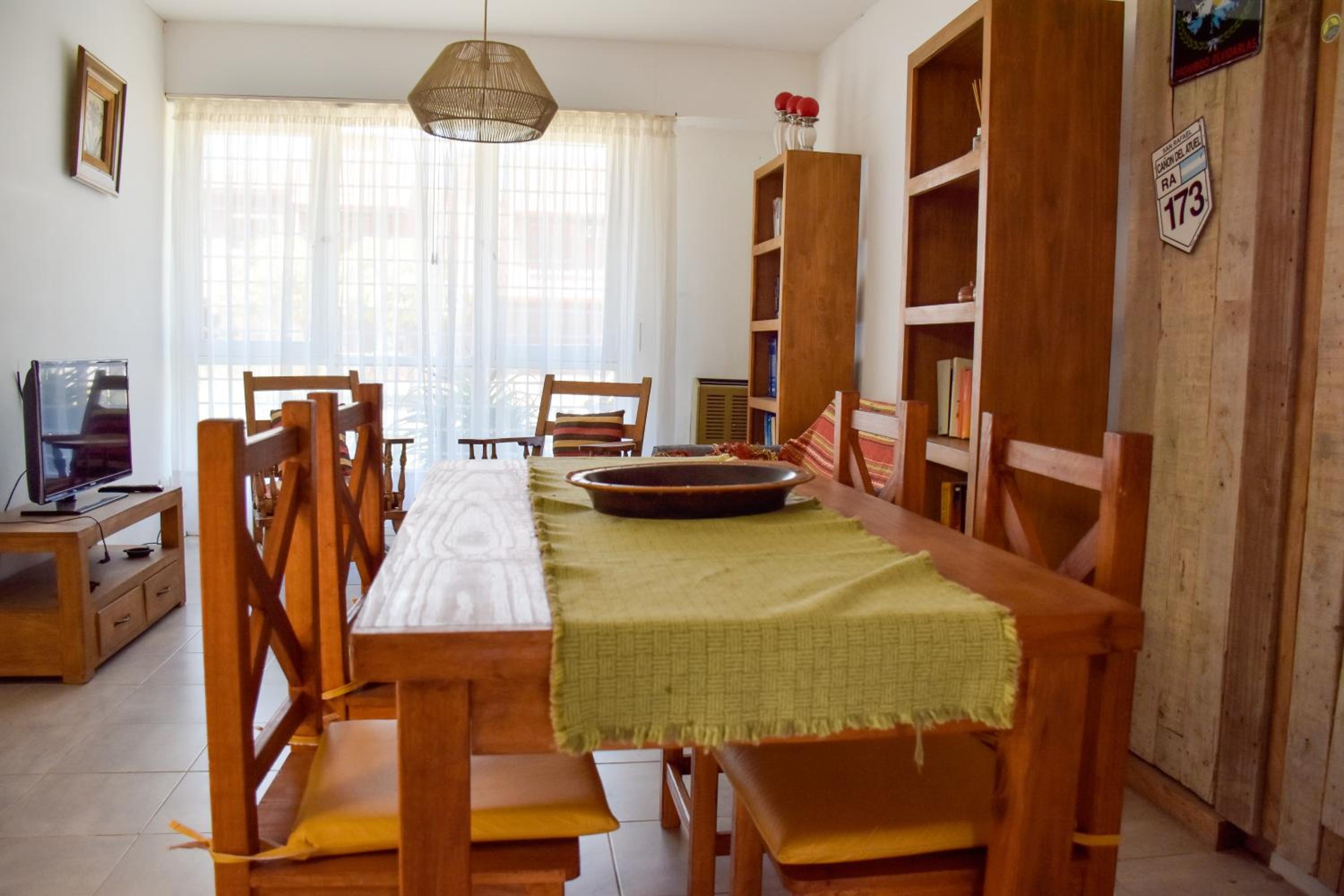 CASA MENDIOLA, encantadora casa con patio privado, y pileta en jardín cerca de la Laguna