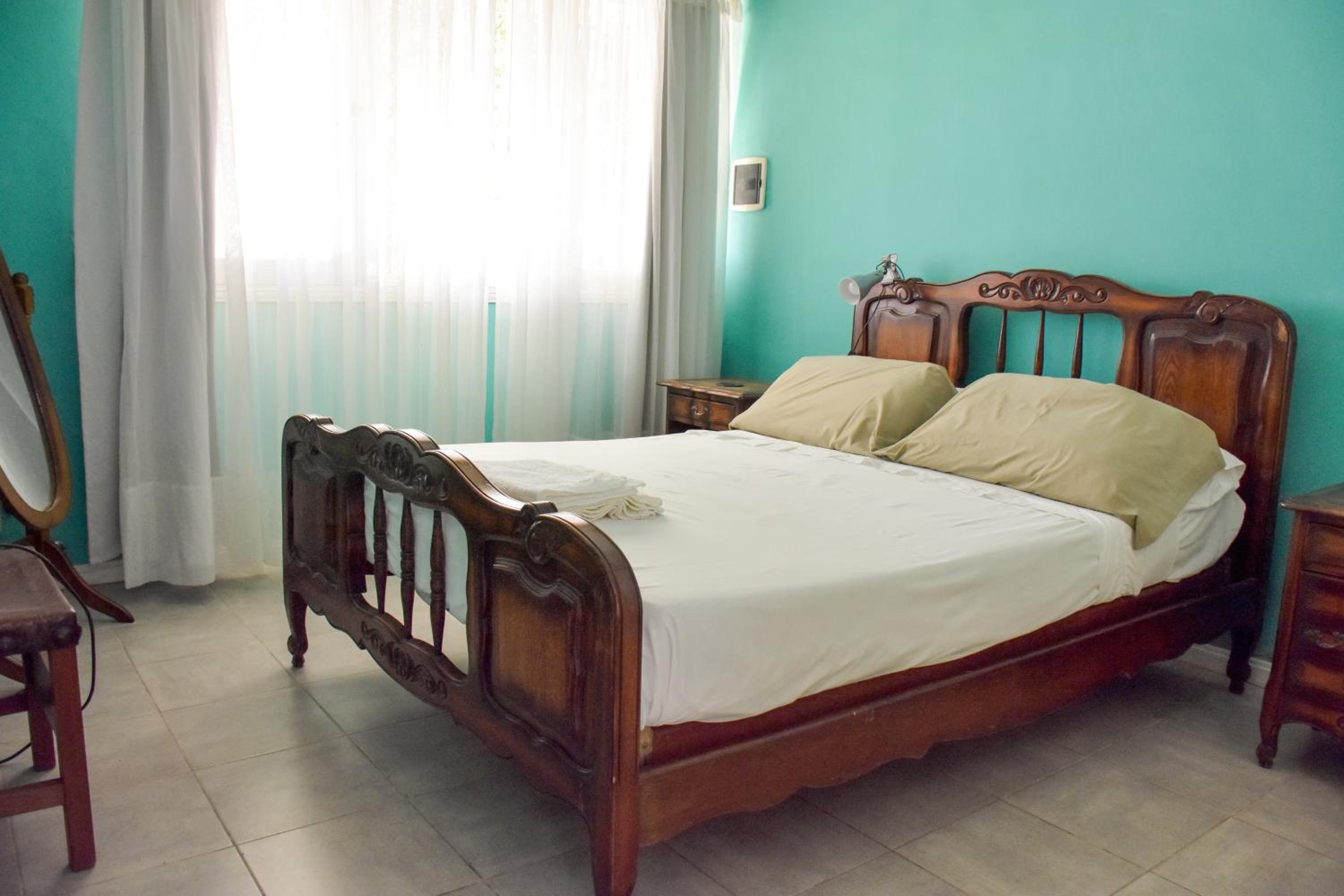 CASA MENDIOLA, encantadora casa con patio privado, y pileta en jardín cerca de la Laguna