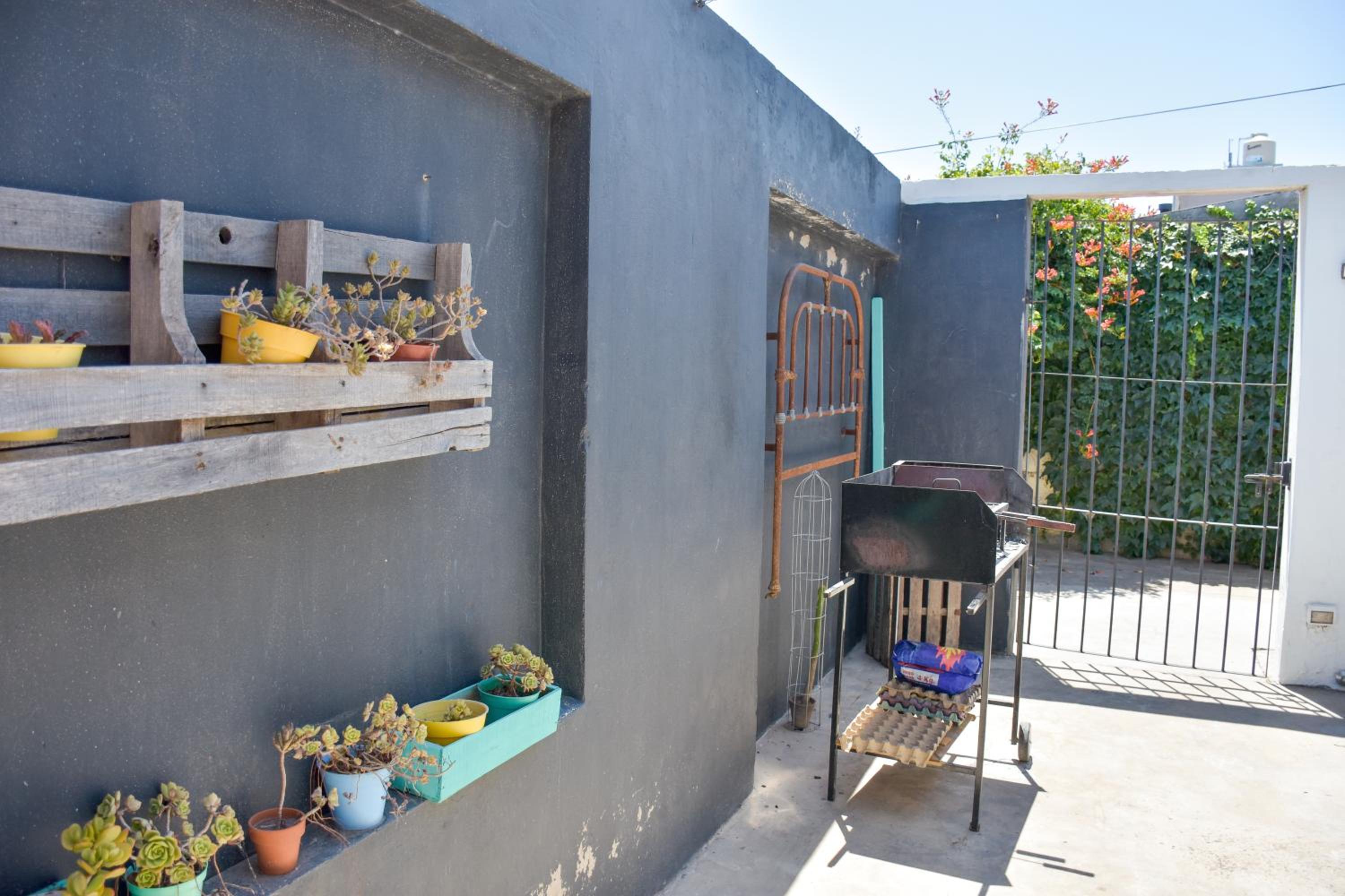 CASA MENDIOLA, encantadora casa con patio privado, y pileta en jardín cerca de la Laguna