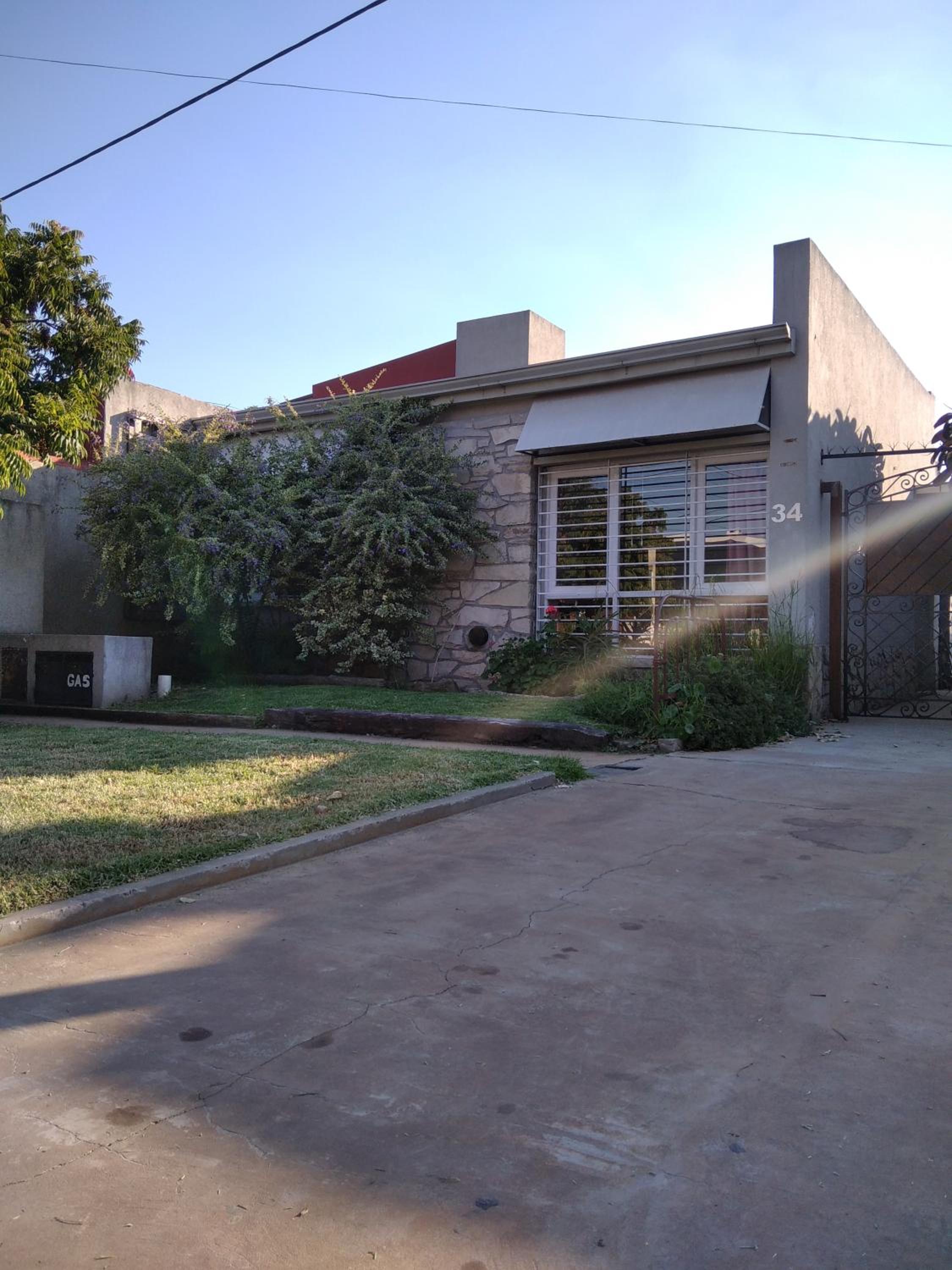 CASA MENDIOLA, encantadora casa con patio privado, y pileta en jardín cerca de la Laguna