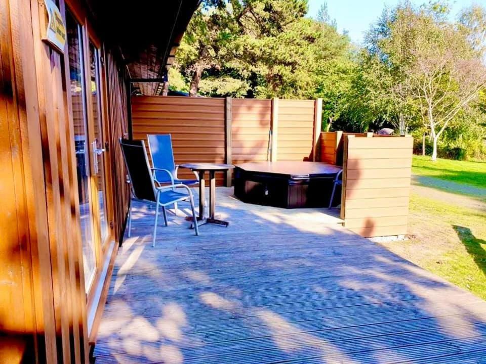 Oak Lodge 8 Hot Tub — York