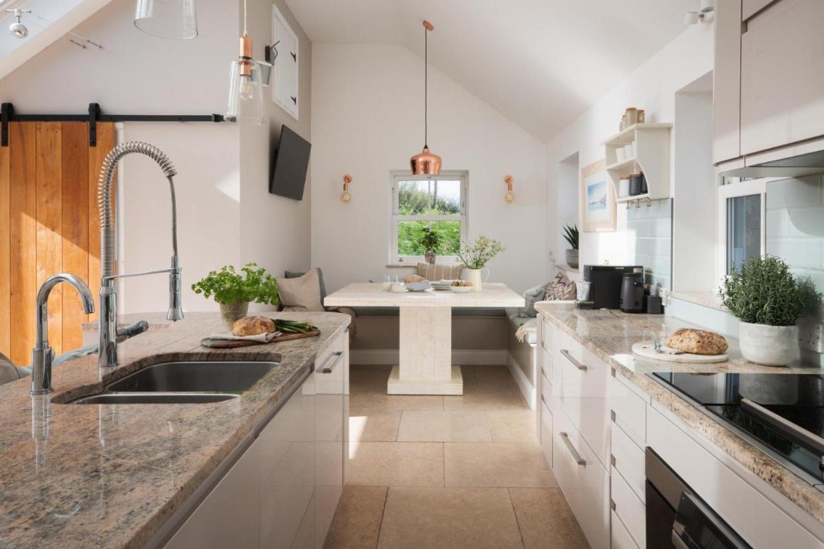 Lower Mill - 3 Bedroom Holiday Home - Llangennith view 2