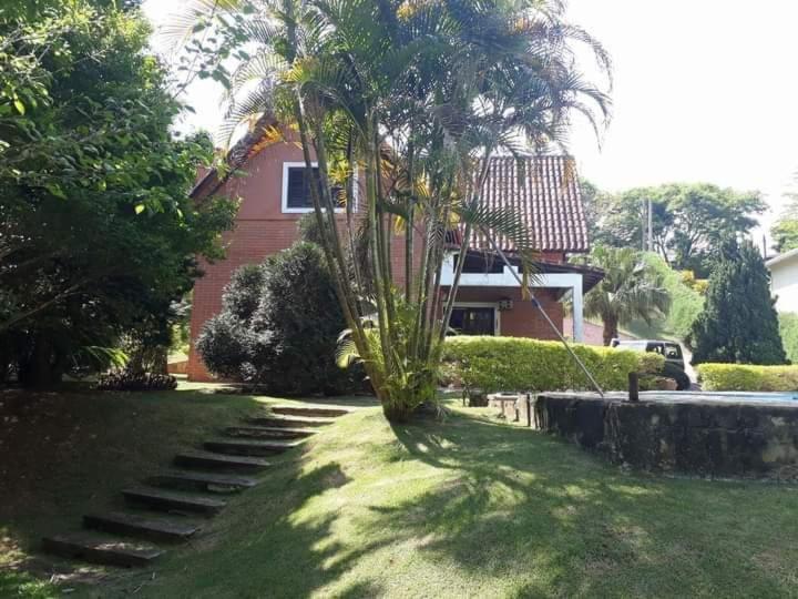 Linda casa em condomínio ecológico de alto padrão a 1h de SP, Terreno de 1500m2 com amplo gramado e piscina, WiFi para Home Office, Área gourmet com churra