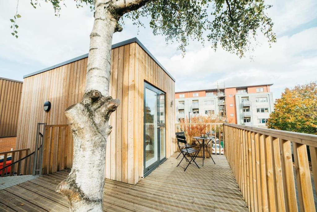 Delores Eco-Pod / Treehouse, Walk to Cabot Circus view 3