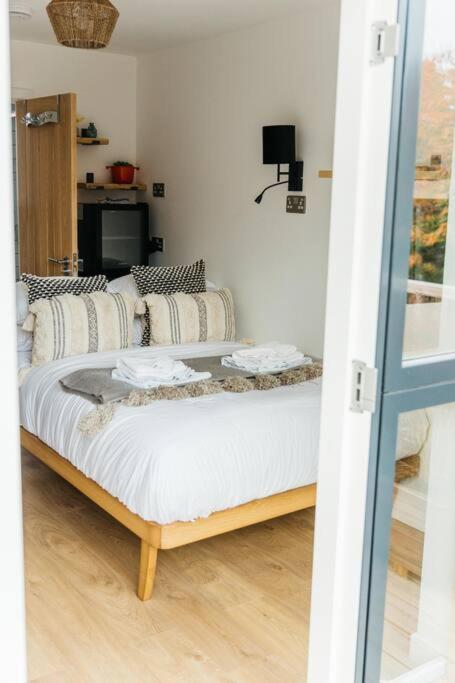 Delores Eco-Pod / Treehouse, Walk to Cabot Circus view 4