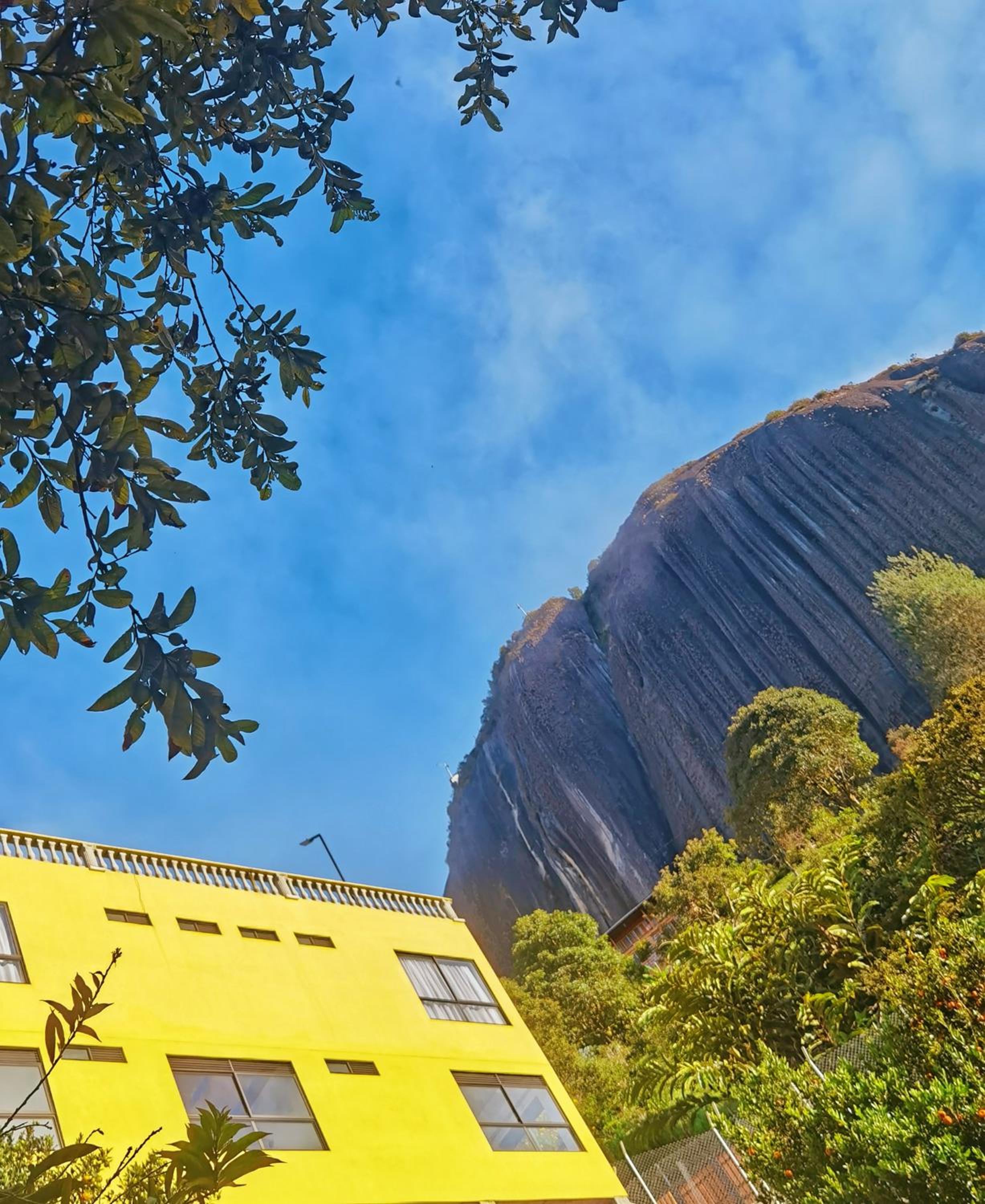 Descanso Bajo La Piedra Del Peñol