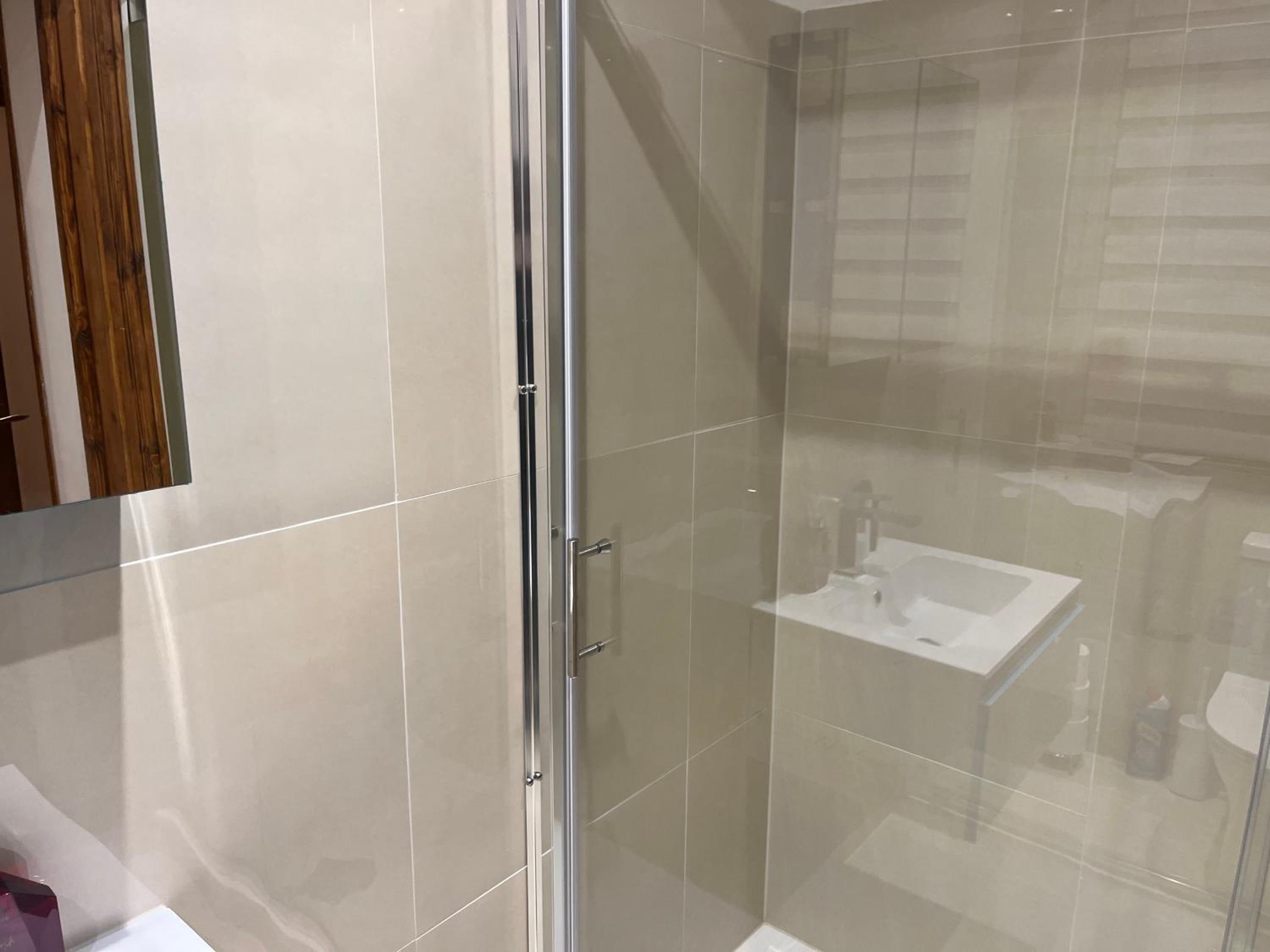TJ Homes - Luxury Studio Suite with Garden View - Next to tube station London view 3