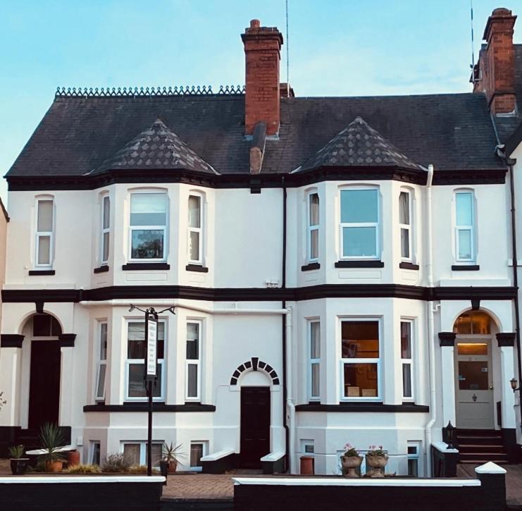 Hotel Cambridge Villa - Image 1