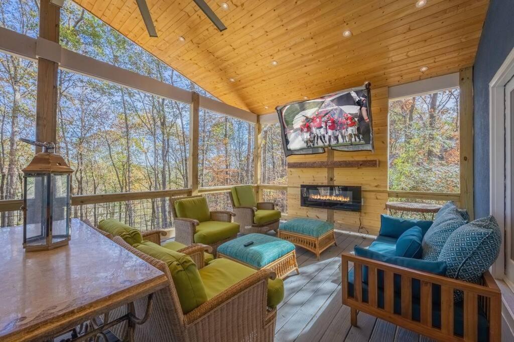 Large Luxury House, King Beds and More, Hot Tub, Theater, Fireplace, Game Room, Ping-pong, Pool Table, Air Hockey, Arcade, River, Big Kitchen, Nice Porch,  view 5