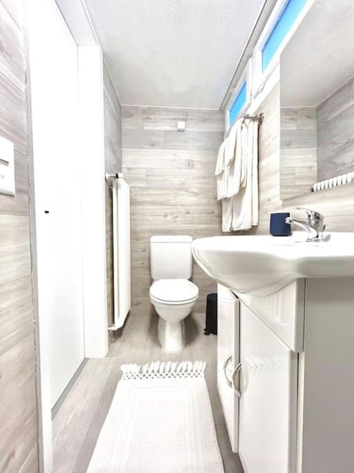 Bright Tiny Studio - Shared Pool & Sauna - Free Parking - Air condition
