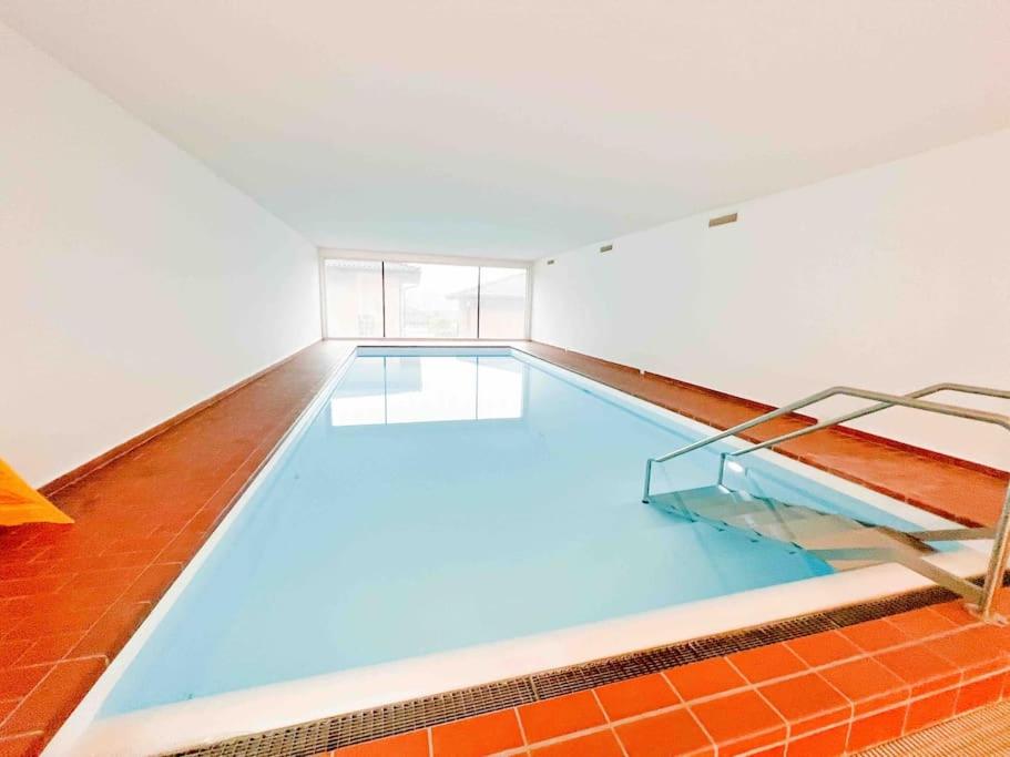 Bright Tiny Studio - Shared Pool & Sauna - Free Parking - Air condition