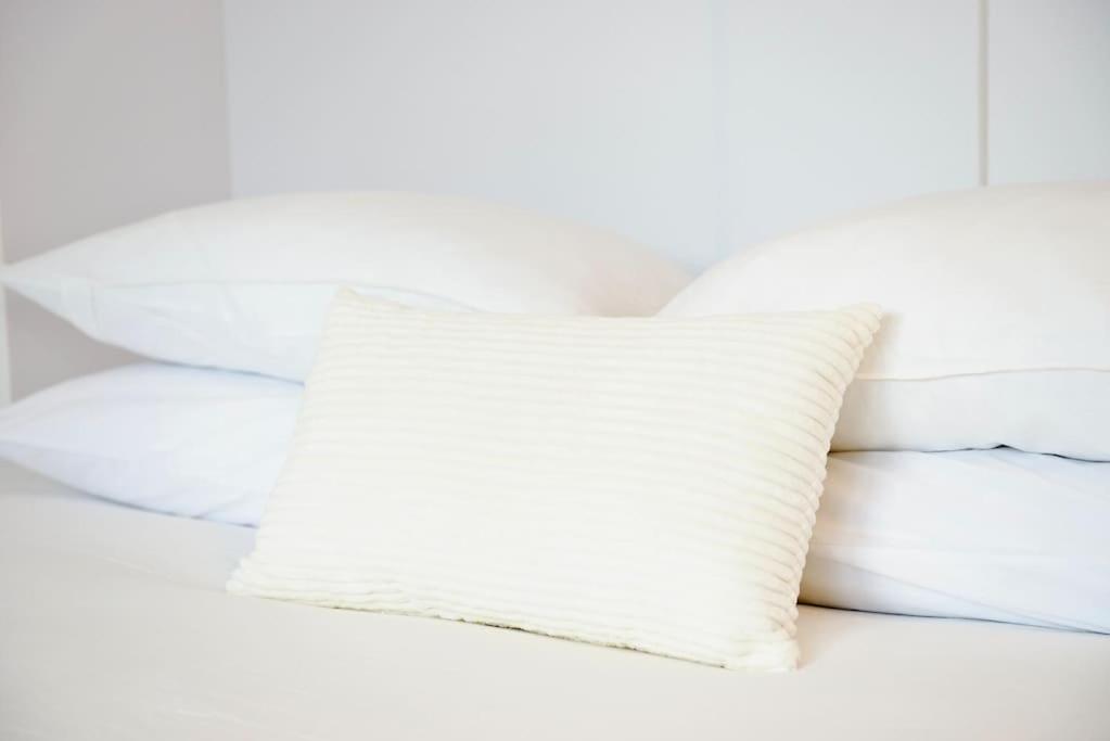 Bright Tiny Studio - Shared Pool & Sauna - Free Parking - Air condition