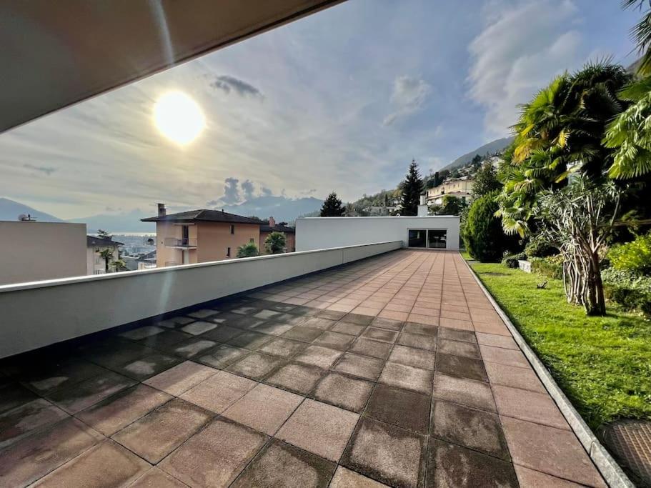 Bright Tiny Studio - Shared Pool & Sauna - Free Parking - Air condition