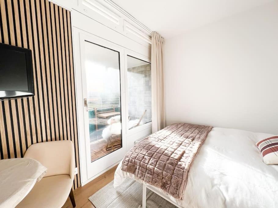 Bright Tiny Studio - Shared Pool & Sauna - Free Parking - Air condition