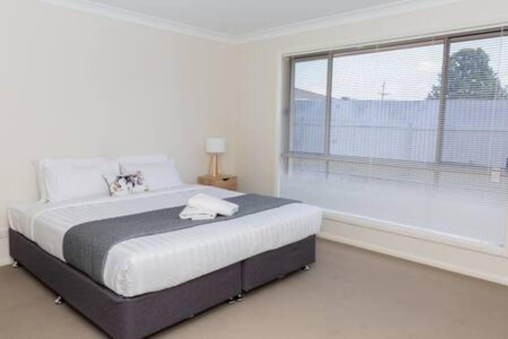Lovely 3 Bed, 2 Bath in the City Centre! view 3