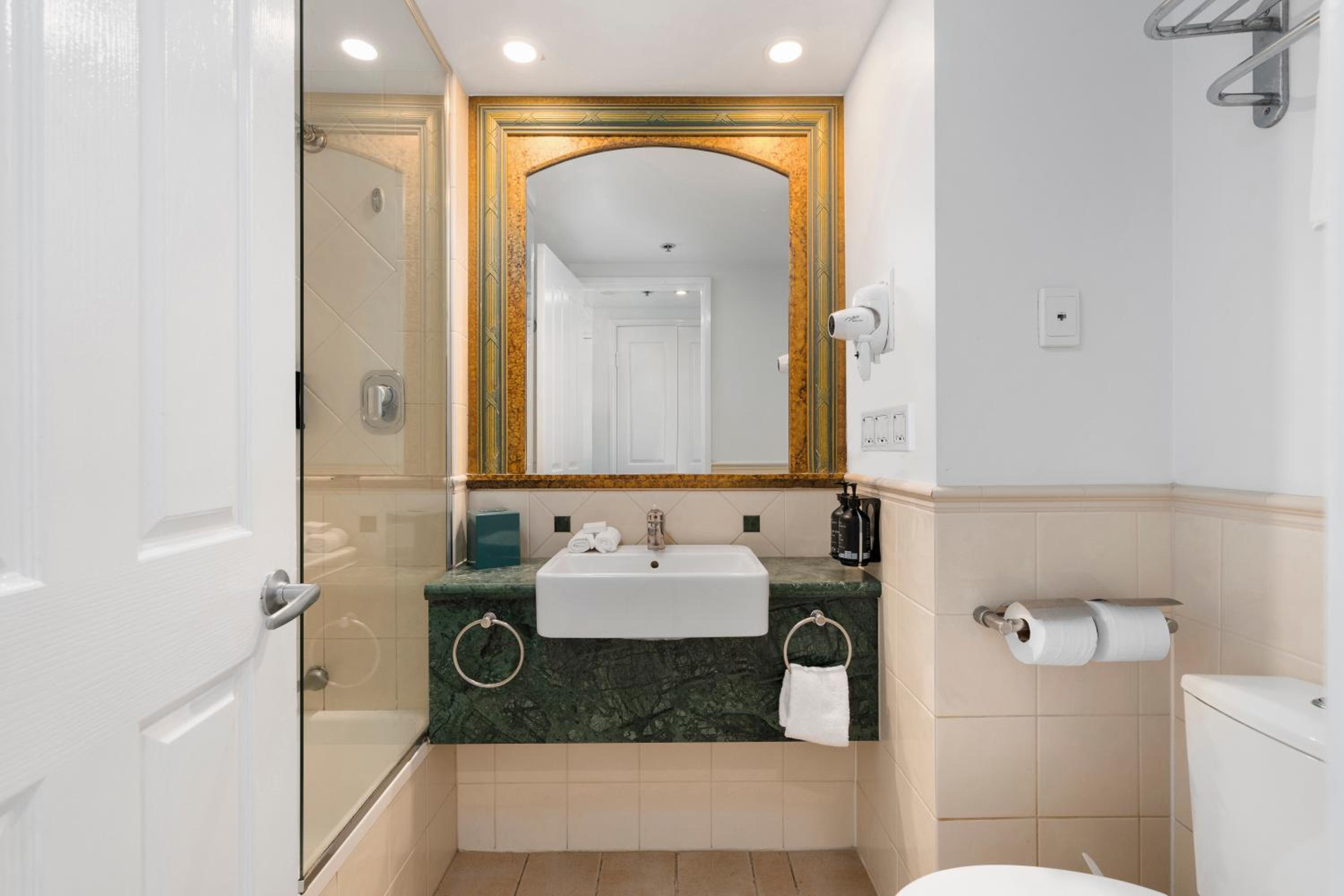 Interconnecting 2 Bedroom Unit at Legends — Q Stay