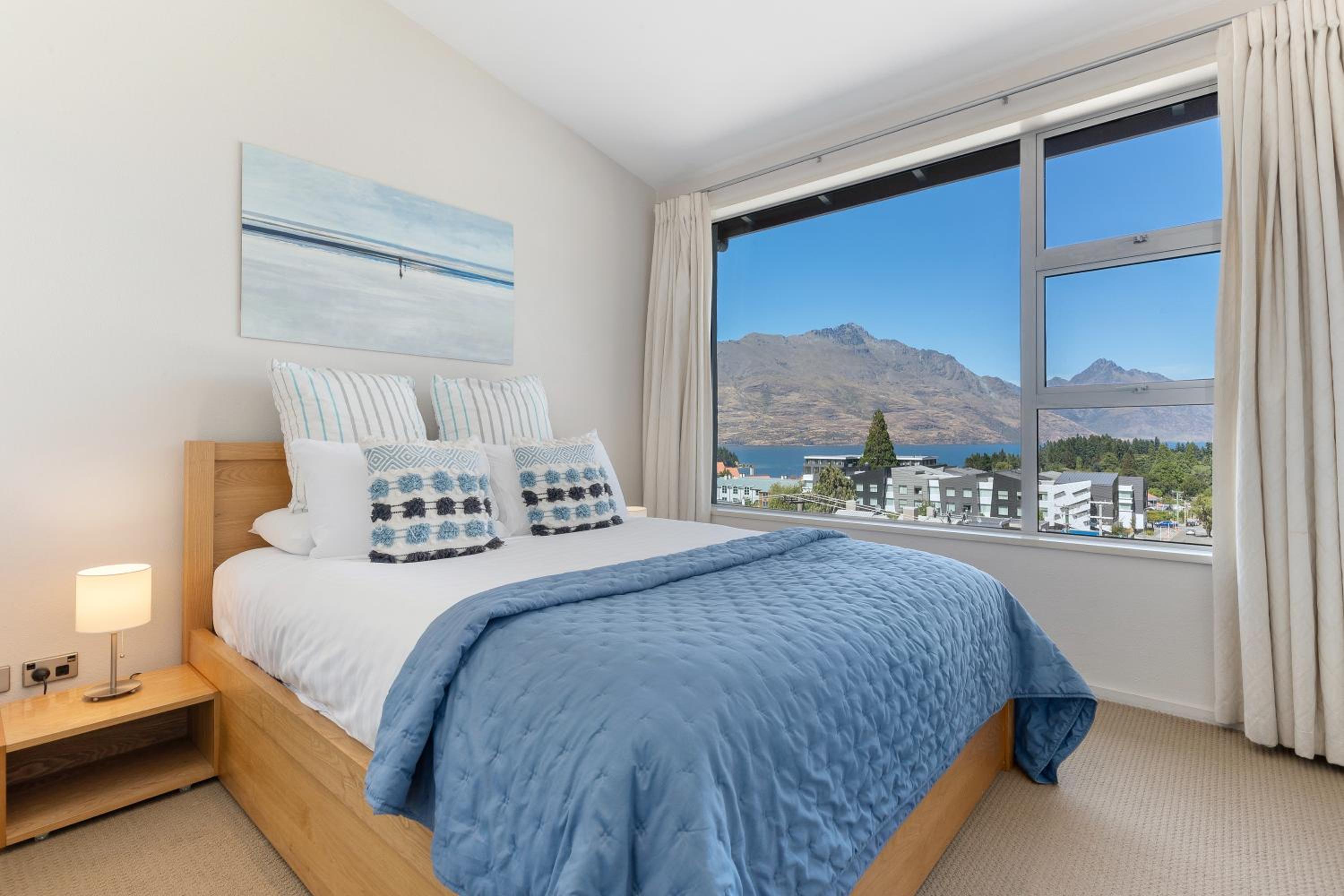 Diamond Villa - Lake Views, Central Location view 5