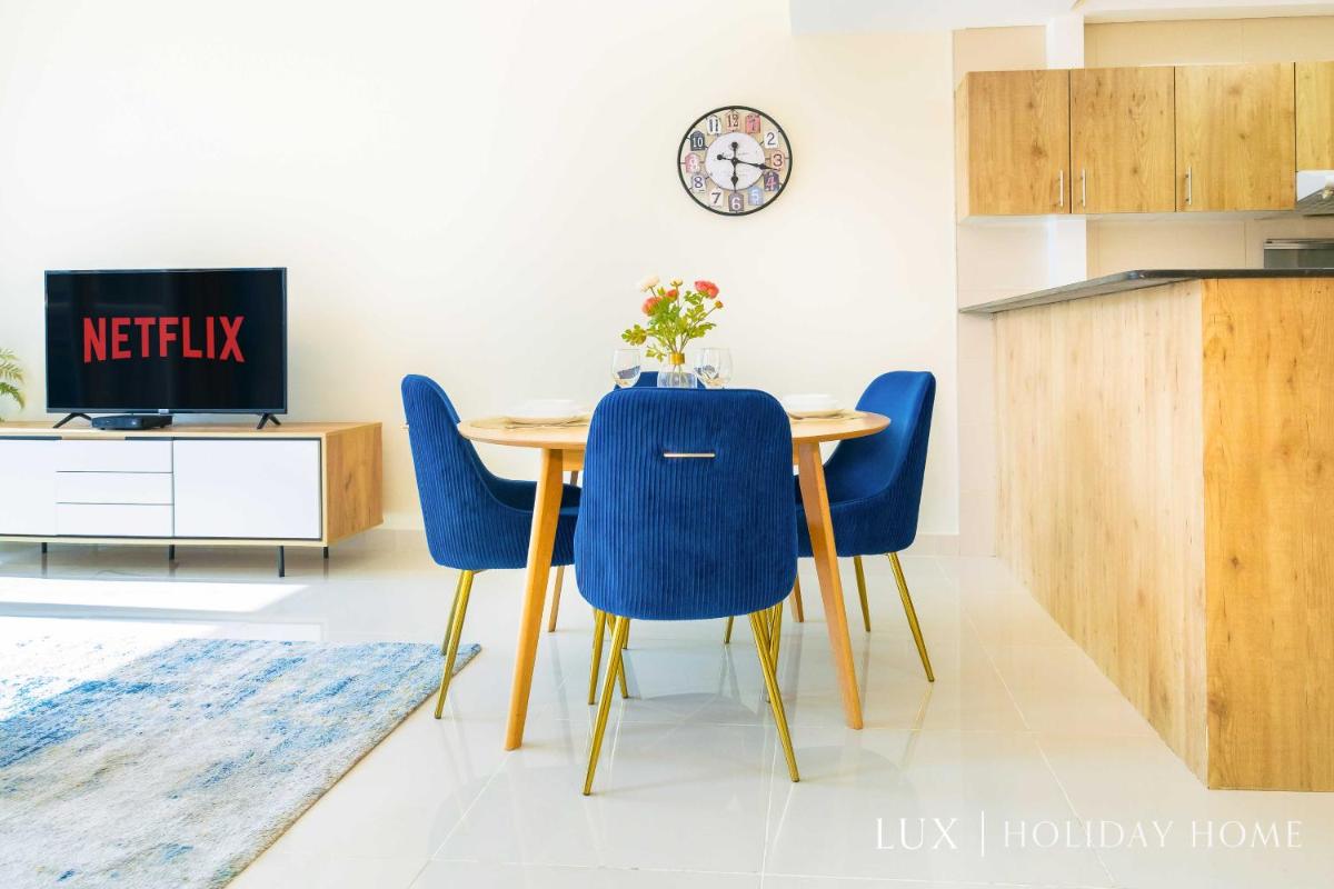 LUX Marina View Prime Location Near Beach