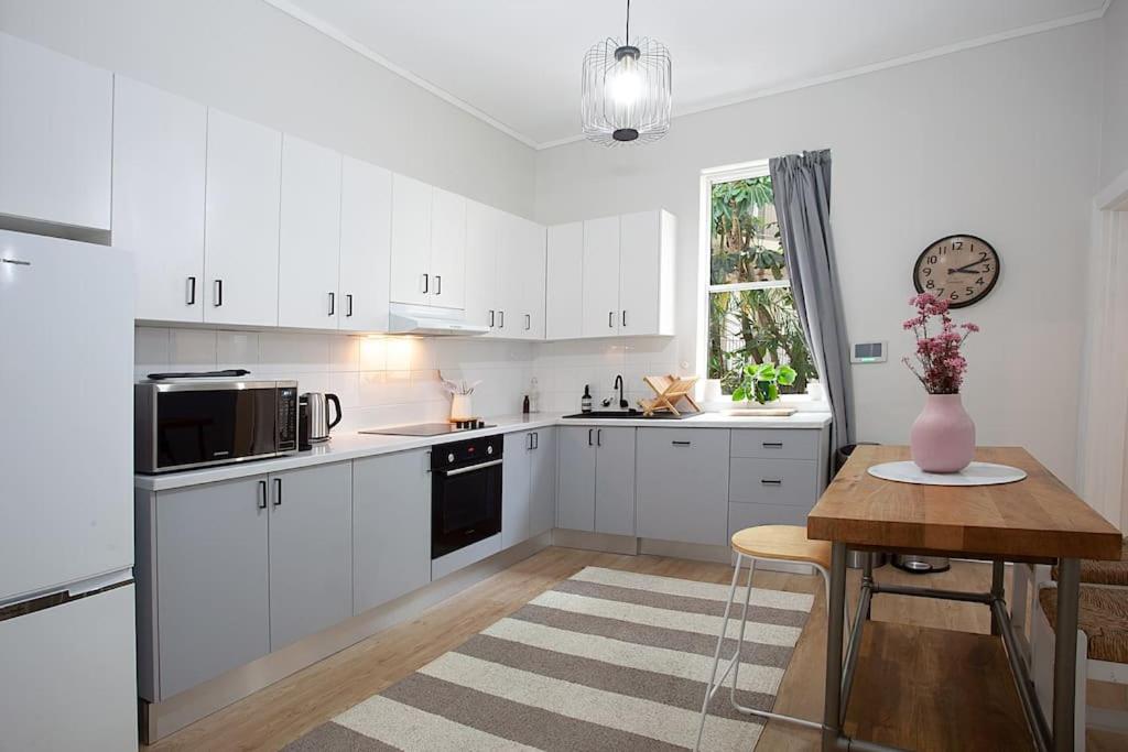 Large 4 Bed Beachside Haven 50m to Bondi Beach