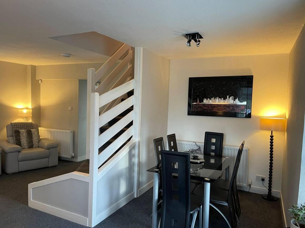 3 Bed Cottage -Sleeps 5-Pets-HotTub-Bar-Smoking view 3