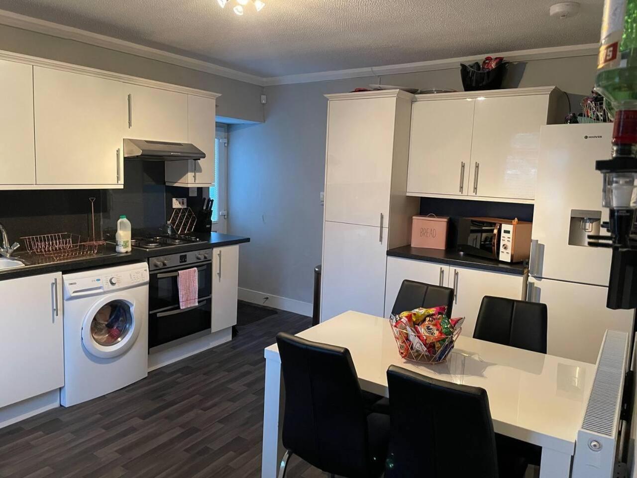 3 Bed Cottage -Sleeps 5-Pets-HotTub-Bar-Smoking view 4