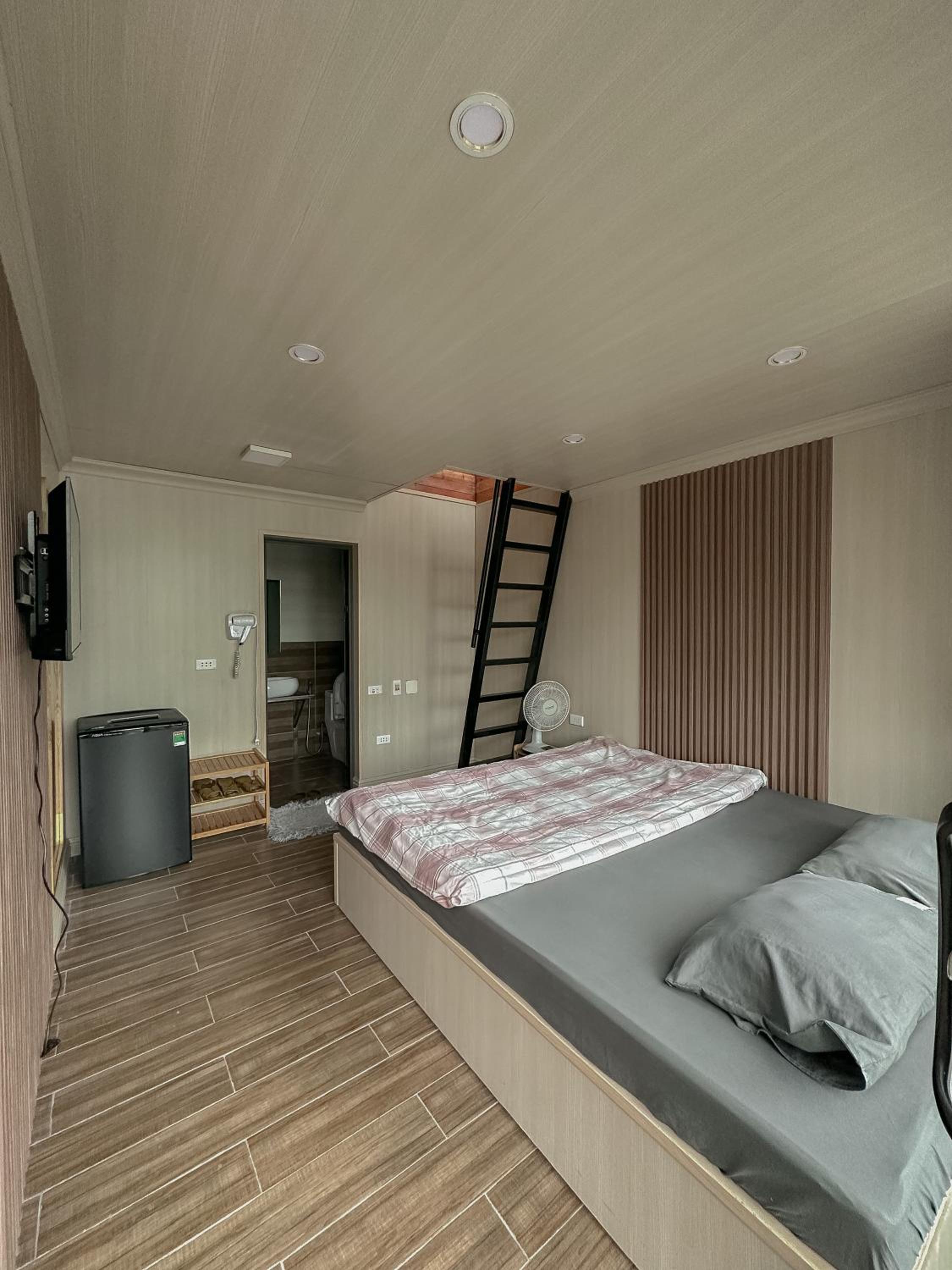Bách Xanh House. Triangle Bungalow view 3