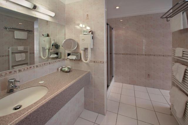 Douglas Vacations - Regency Hotel - Property Image 13