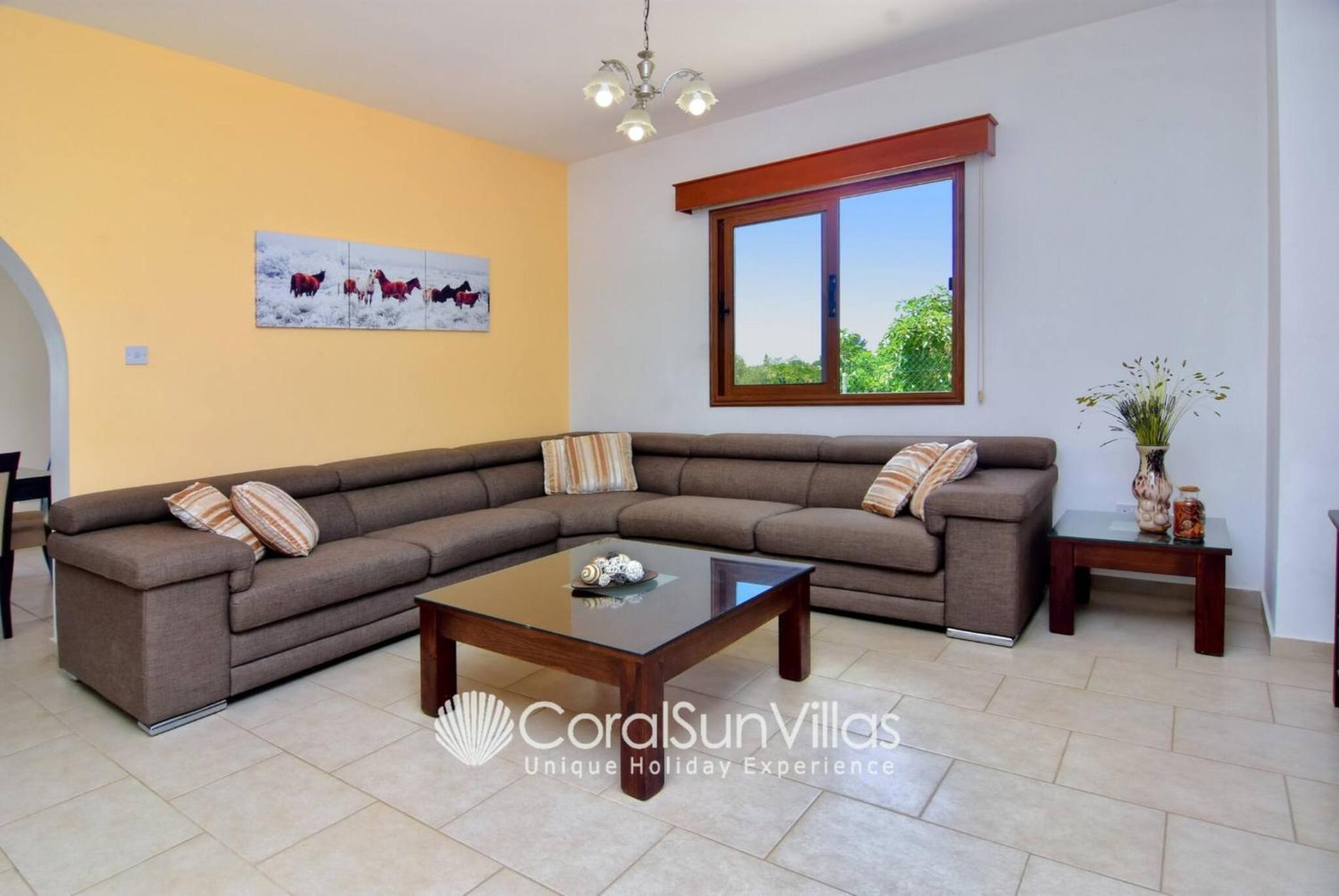 Family Villa Short Walk To Coral Bay Strip 5 Min and Pub, shops etc