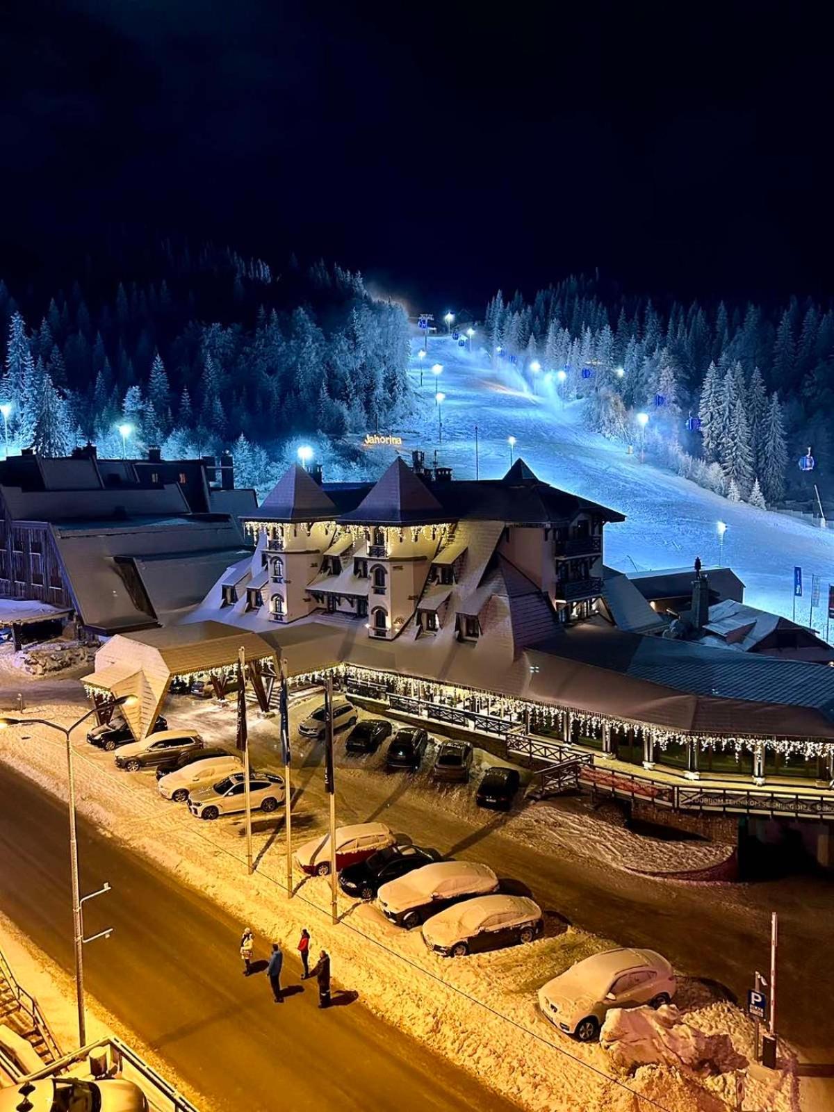 Aparthotel Vucko, depandans, U452 sa pogledom na stazu - private host