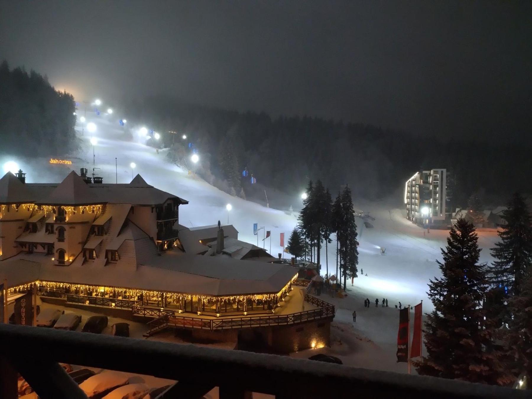 Aparthotel Vucko, depandans, U452 sa pogledom na stazu - private host