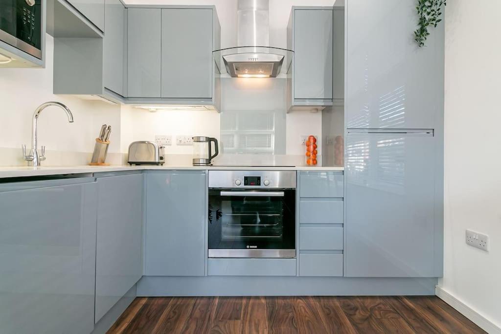 One Bedroom Apartment By Vesta Serviced Accommodation & Short Lets St Albans With Free Parking & Free WiFi